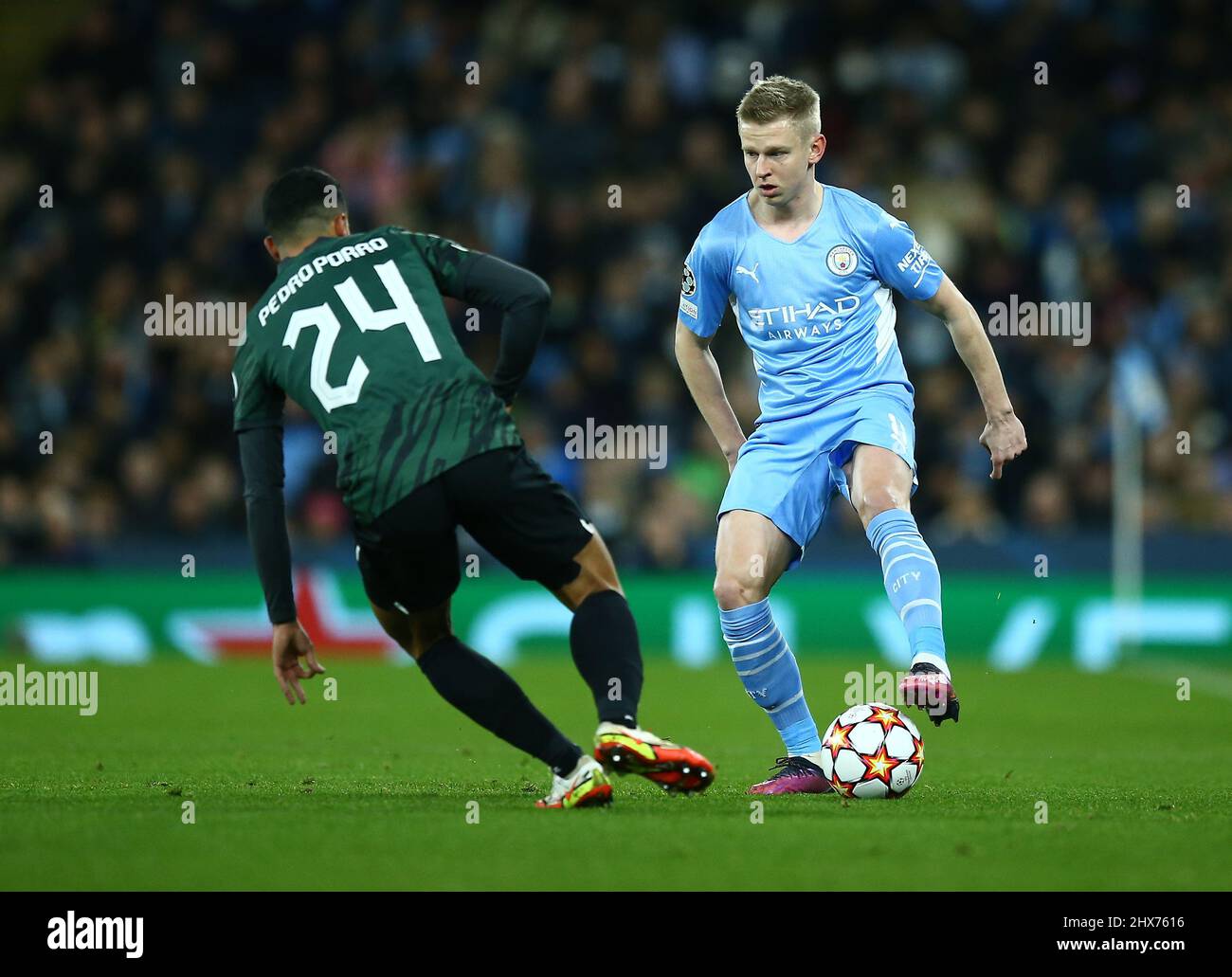 Manchester, Regno Unito. 09/03/2022, Oleksandr Zinchenko di Manchester City e Pedro Porro di Sporting Lisbon durante la partita di calcio Manchester City vs Sporting Lisbon, UEFA Champions League, Round of 16, LEG 2 of 2, Etihad Stadium, Manchester, UK. 9th marzo 2022. Credit: Michael Zemanek/Alamy Live News Foto Stock