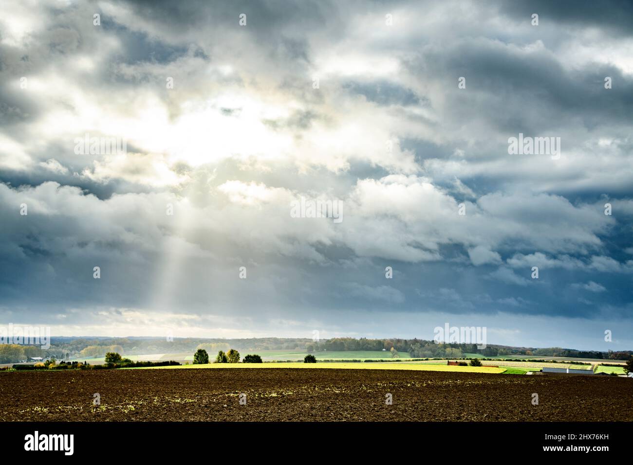 panorama rurale di sole che si infrangono attraverso le nuvole Foto Stock