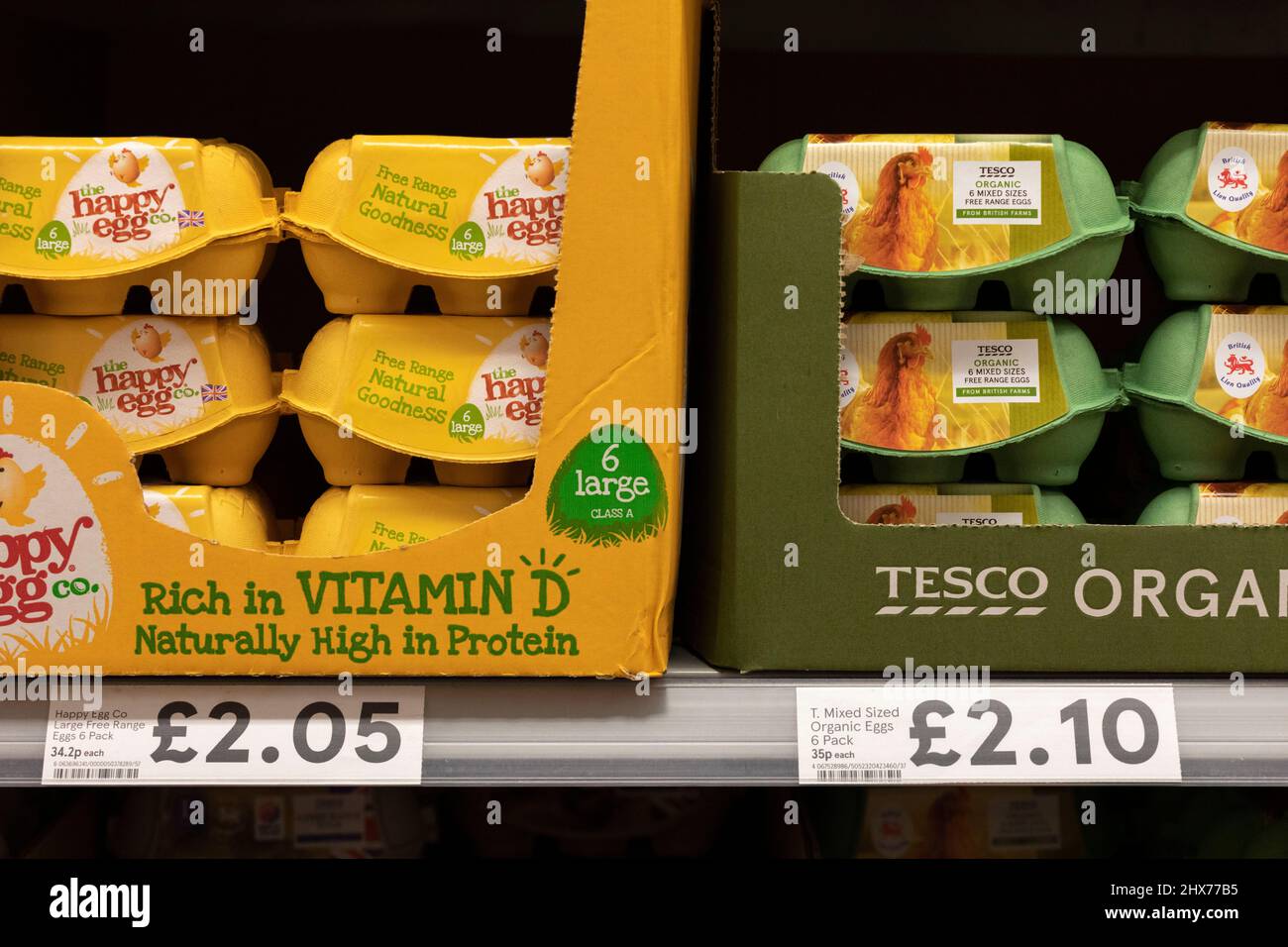 I prezzi delle uova sono visti sugli scaffali di un supermercato Tesco. I prezzi dei prodotti alimentari, tra gli altri costi di vita, si dice che aumenteranno nei mesi successivi Foto Stock