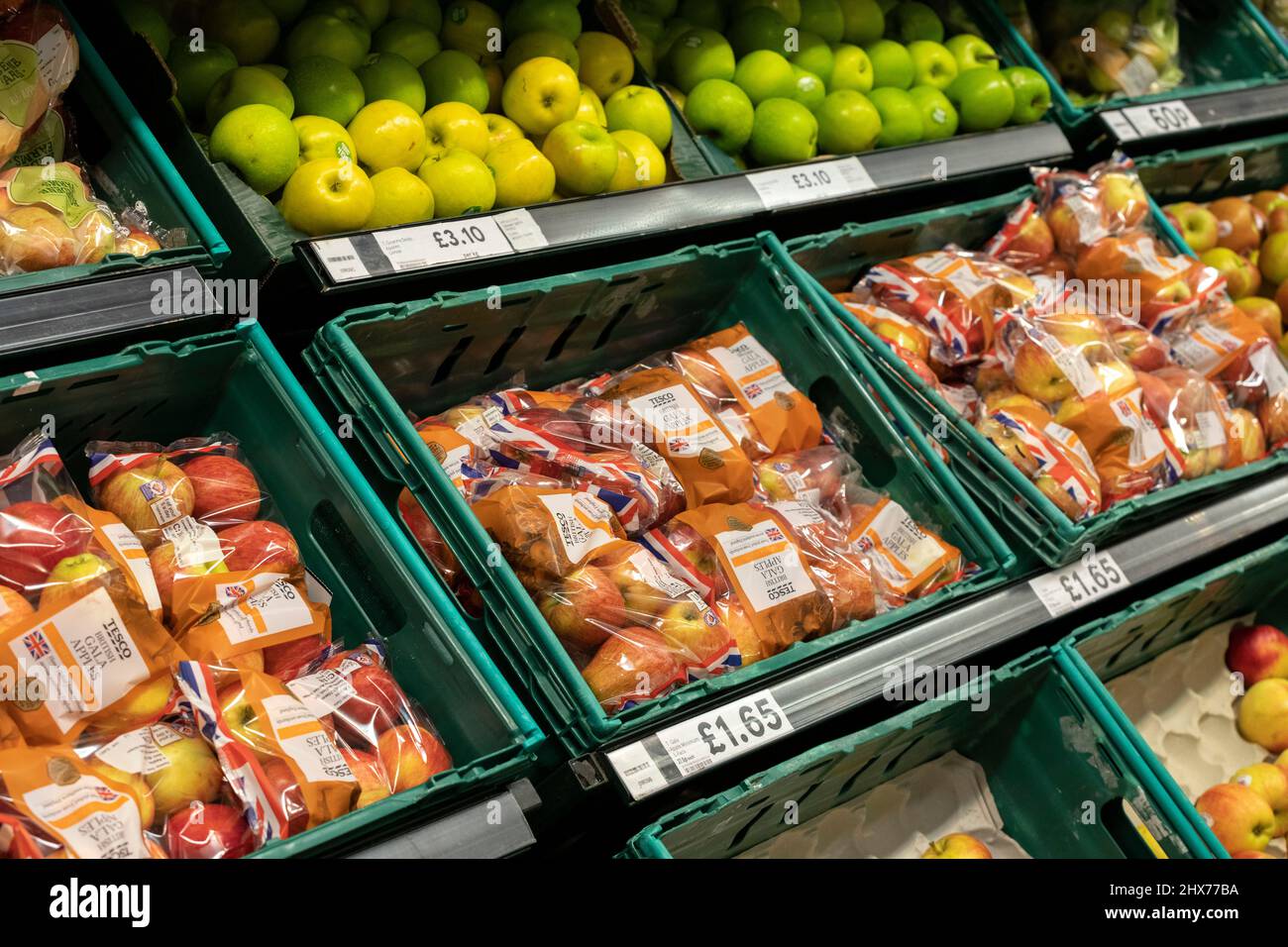 I prezzi delle mele si trovano sugli scaffali di un supermercato Tesco. I prezzi dei prodotti alimentari, tra gli altri costi di vita, si dice che si impennino nei mesi che arrivano a followi Foto Stock