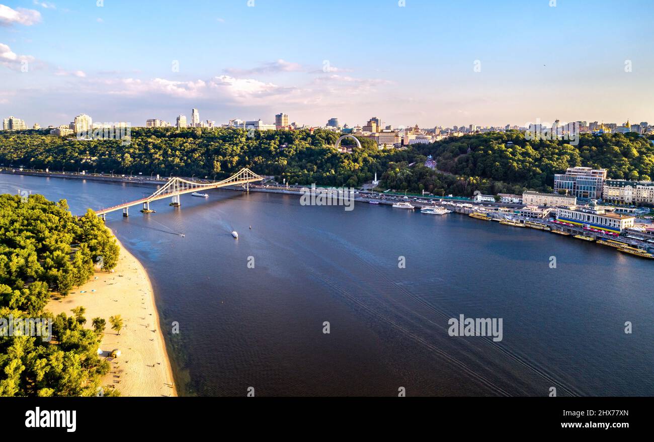 Dnieper con Ponte pedonale a Kiev, Ucraina Foto Stock