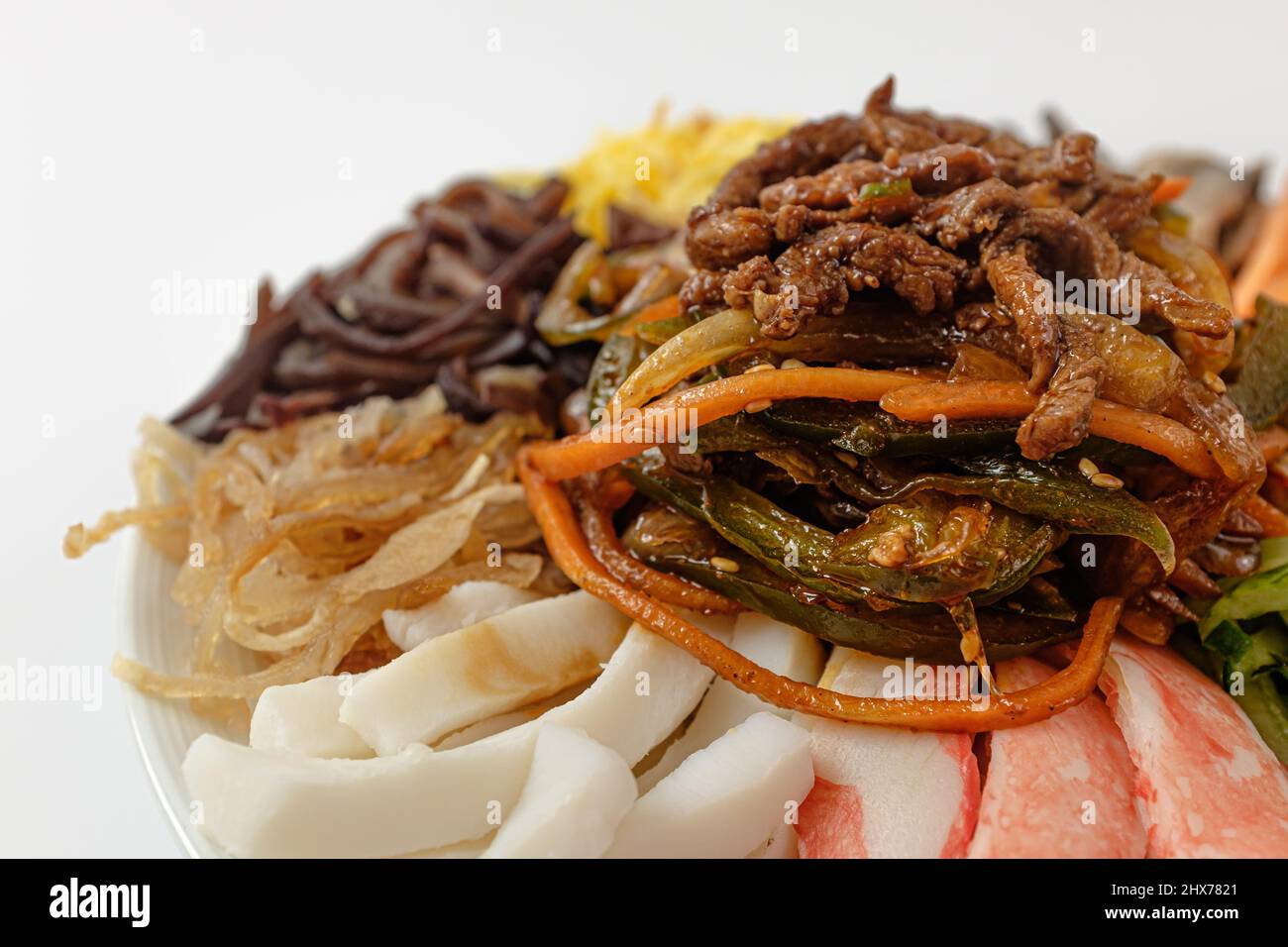 frutti di mare e verdure con salsa di senape su sfondo bianco Foto Stock