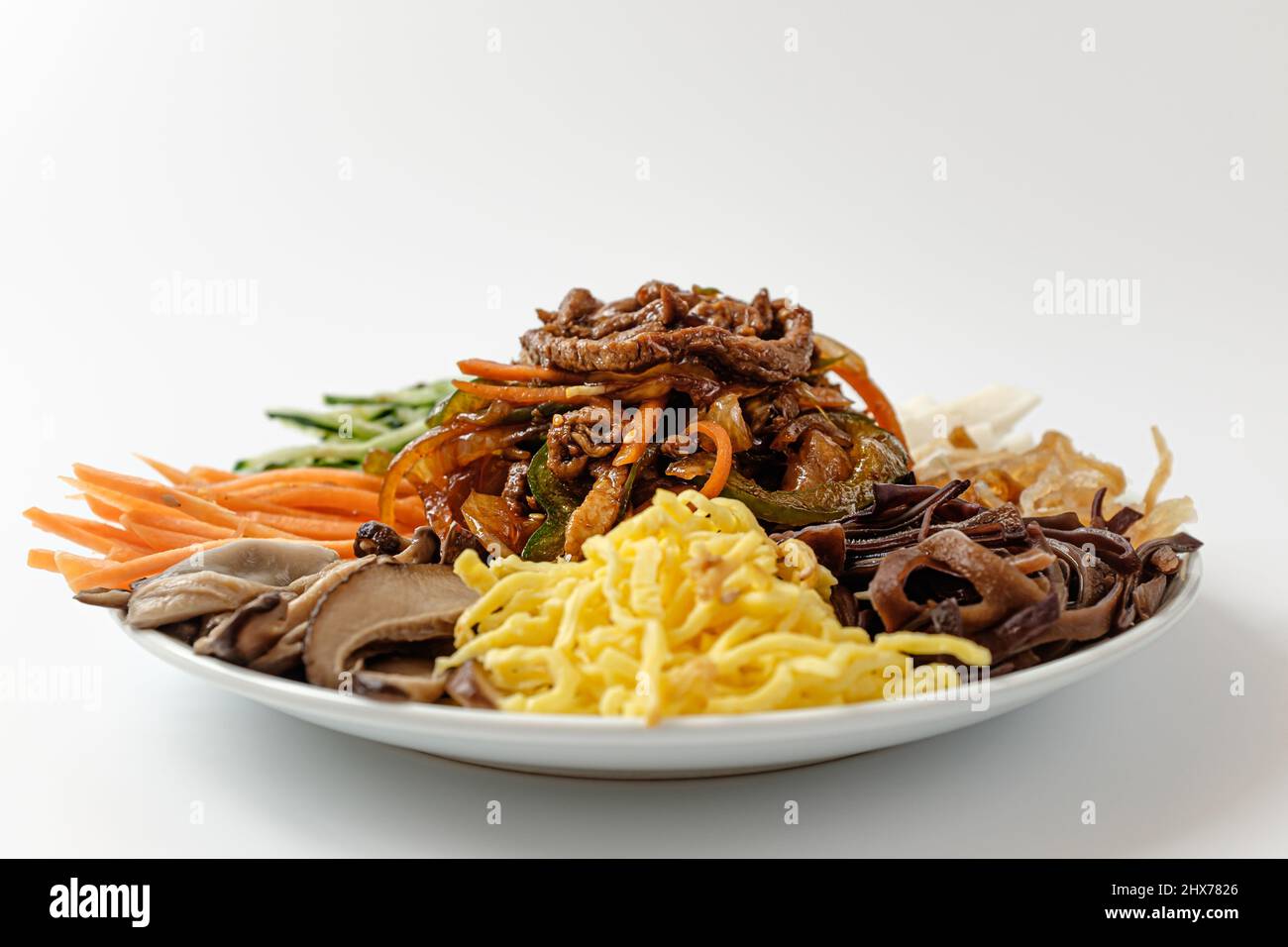 frutti di mare e verdure con salsa di senape su sfondo bianco Foto Stock