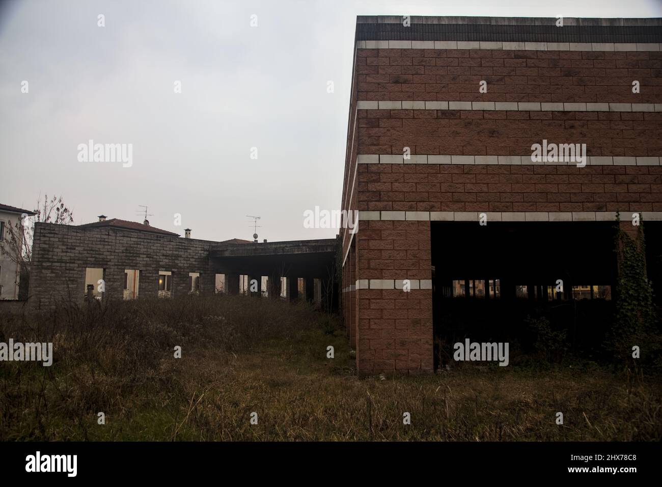 Magazzino abbandonato in campagna in una giornata nuvolosa Foto Stock