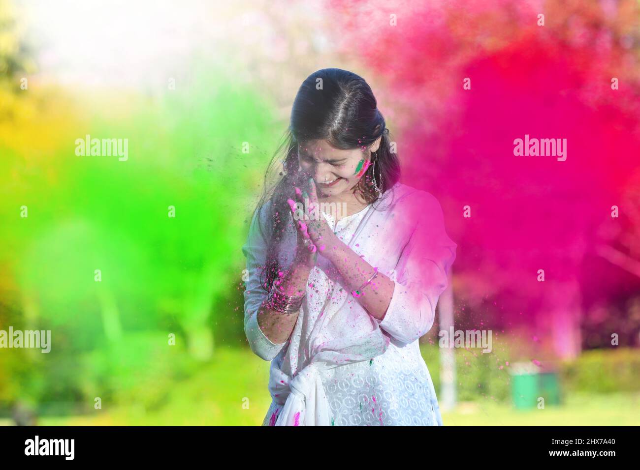 Una ragazza indiana che celebra Holi con colori di polvere o gulal. Foto Stock