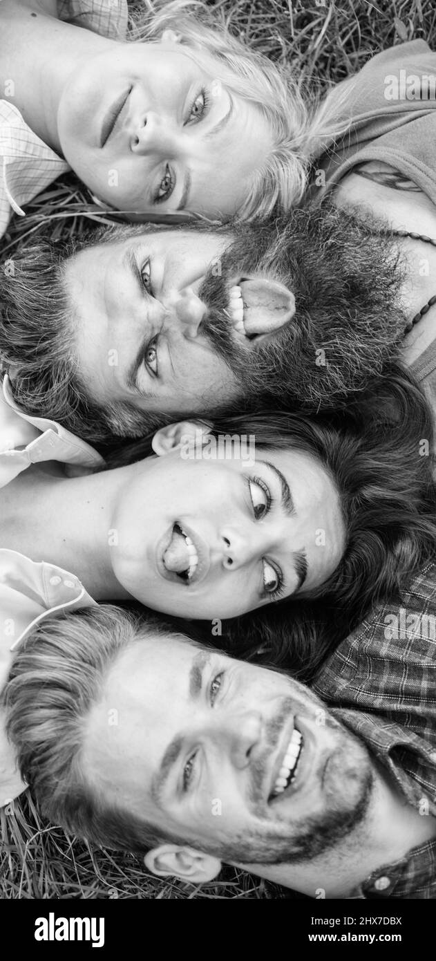 Amici biondi o brutali hipster sono sulla stessa onda. Concetto di diversità. Sono diversi ma migliori amici. Uomini e donne giovani sono a testa stretta Foto Stock