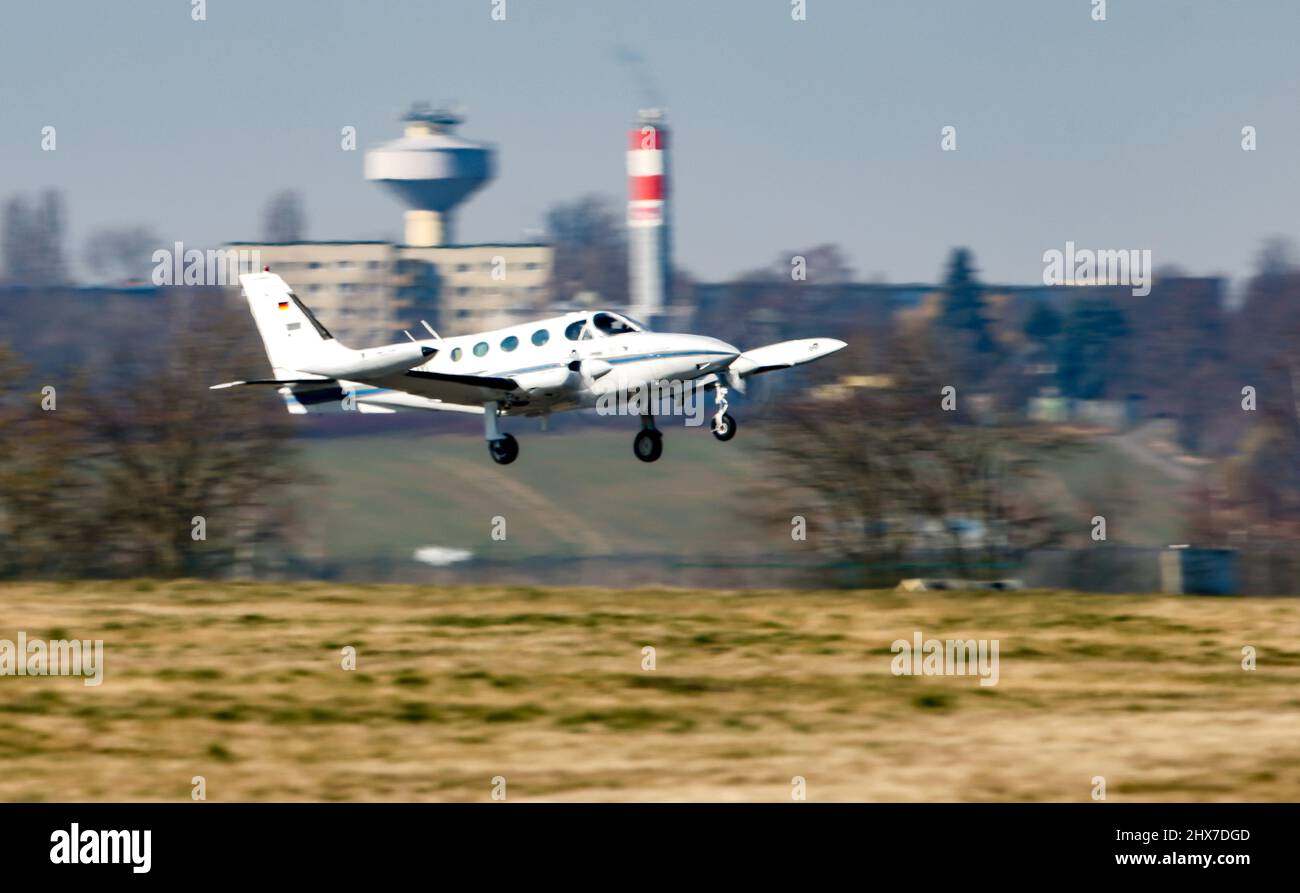 Nobitz, Germania. 10th Mar 2022. Una Cessna con un volo privato di soccorso decola dall'aeroporto di Lipsia-Altenburg alla Polonia. L'iniziativa privata della regione di Chemnitz sta portando ben 100 kg di medicinali nelle vicinanze del confine polacco-ucraino. Da Rzeszów, sarebbero stati trasportati in Ucraina per aiutare le strutture mediche, ha detto una portavoce. I soldi e i medicinali necessari sono stati forniti da farmacie, medici, aziende e privati, principalmente da Chemnitz e la zona circostante, ha detto. Credit: Jan Woitas/dpa-Zentralbild/dpa/Alamy Live News Foto Stock