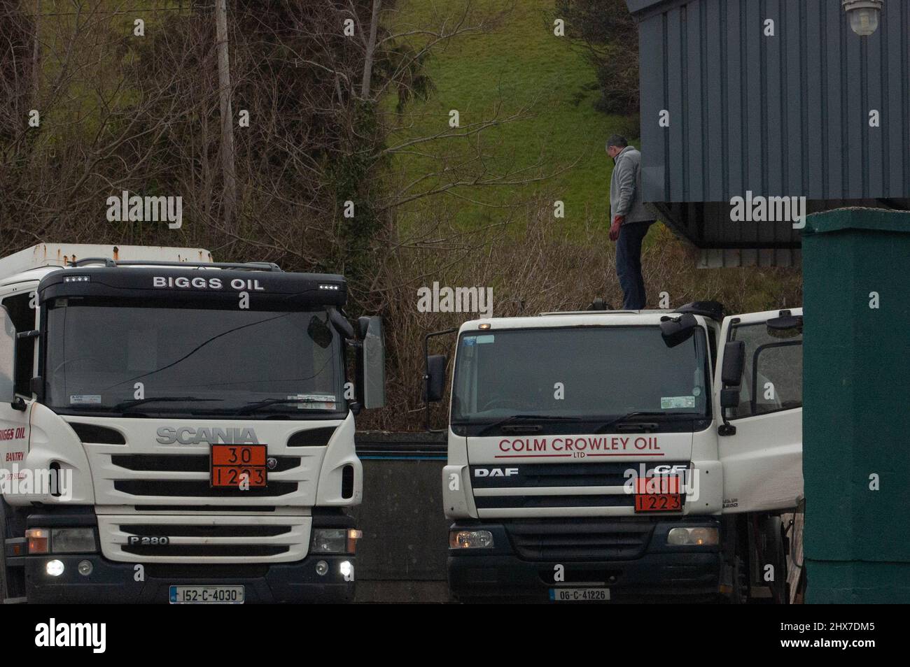 Bantry, West Cork Ireland, giovedì 10 marzo 2022; automobilisti e proprietari di case sono stati duramente colpiti dal crescente costo del petrolio a causa del conflitto tra Russia e Ucraina. Il governo ha ridotto la tassa sul carbonio sui combustibili di 20 cent, ma i prezzi rimangono alti. I conducenti riempiono i loro camion al deposito Biggs's Oil di Bantry. Kerosene ora è valutato a €1,70 un litro come conseguenza diretta della crisi in Ucraina Credit ed/Alamy Live News Foto Stock