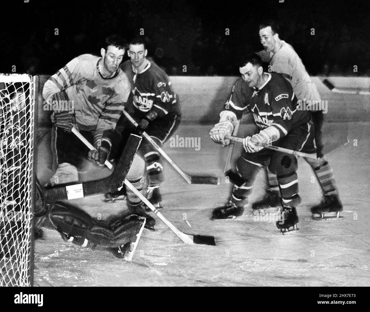 SVEN TUMBA Swedish Ice hockey playerin Swedish National team tre Kronor contro Kelowna Packers che rappresentano il Canada durante un tour europeo in sovietico e Svezia Foto Stock