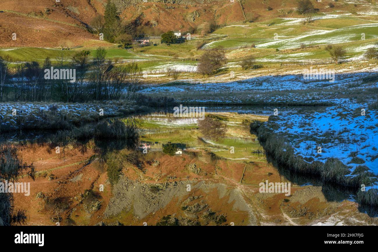 Riflessioni nel fiume Brathay a Little Langdale, Cumbria Foto Stock