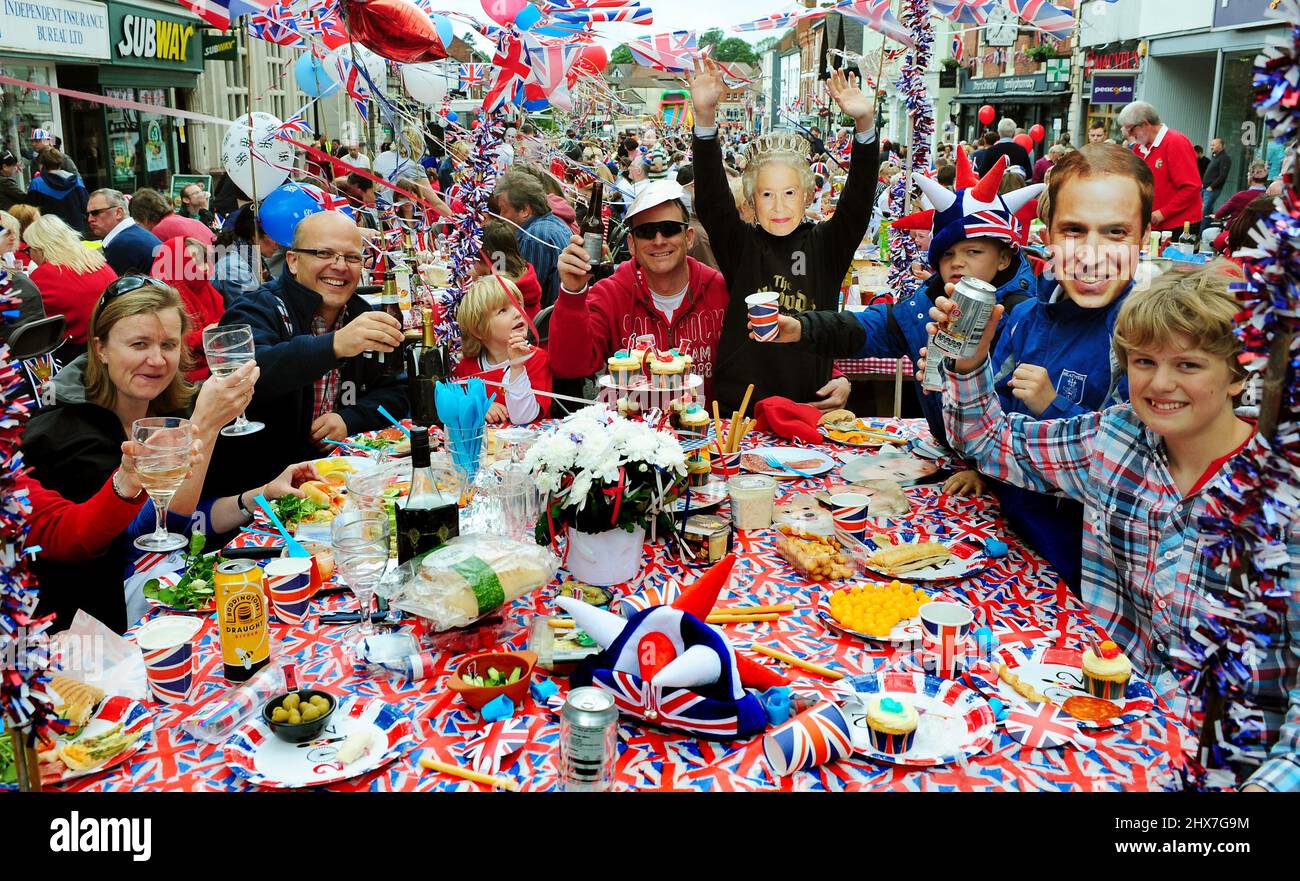 Foto di archivio datata 04/06/12 di una festa di strada per commemorare il Giubileo del Diamante della Regina ad Ashby De la Zouch, Leicestershire. Il Giubileo del platino della Regina è stato contrassegnato con uno speciale fine settimana di quattro giorni festivi da giovedì 2 giugno a domenica 5 giugno. Data di emissione: Giovedì 10 marzo 2022. Foto Stock
