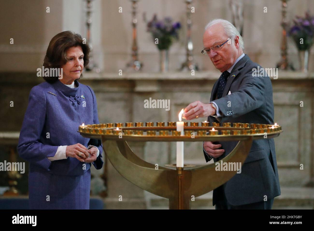 Re Carl Gustaf di Svezia e la regina Silvia partecipano alla preghiera per la pace nella Cappella reale di Stoccolma, Svezia, il 10 marzo 2022. Foto: Christine Olsson / TT / Codice 10430 Foto Stock