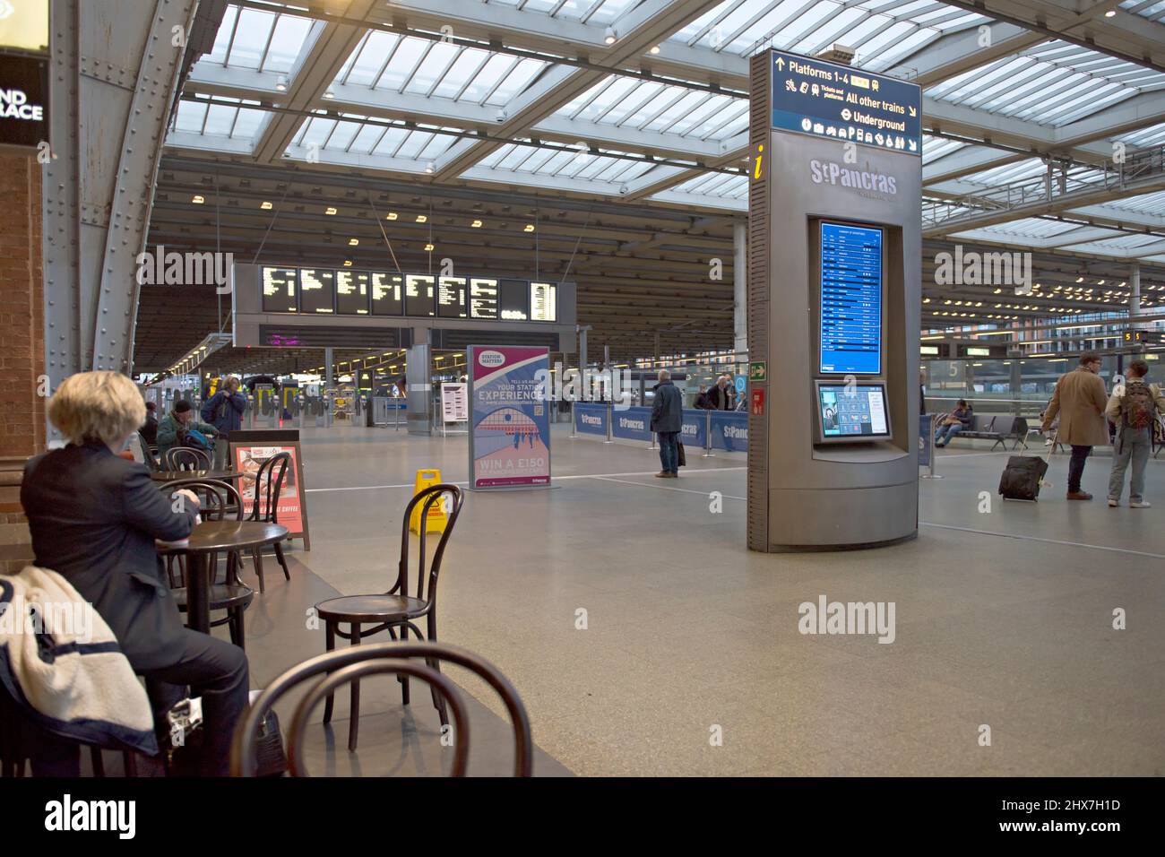 Stazione ferroviaria St Pancras International, Londra, Regno Unito. Qui viene mostrata l'area nazionale. Le partenze da Eurostar sono in un'altra parte se la grande stazione. Foto Stock