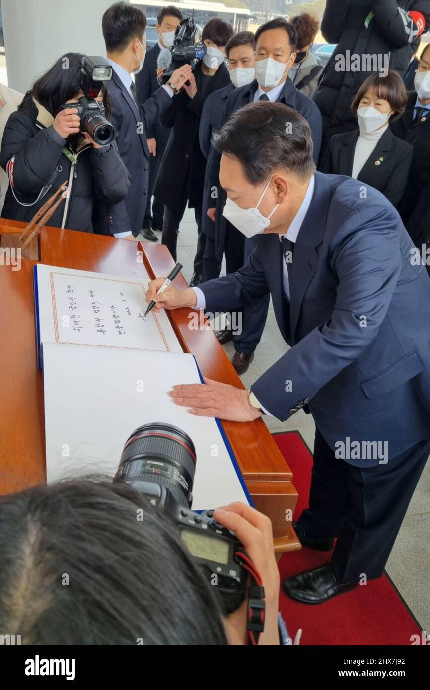 Seul, Corea del Sud. 10th Mar 2022. Marzo 10, 2022-Seoul, Corea del Sud-in queste foto fornite è pool photos.President-elect Yoon Suk-yeol scrive un messaggio in un libro degli ospiti del cimitero nazionale di Seoul il 10 marzo 2022, Dopo aver reso omaggio ai martiri patriottici sudcoreani e alla guerra morta dopo la sua vittoria nelle elezioni presidenziali all'inizio della giornata. Egli ha scritto, ''farò il paese integrato e prospero insieme con la grande gente. (Credit Image: © Pool via ZUMA Press Wire) Foto Stock