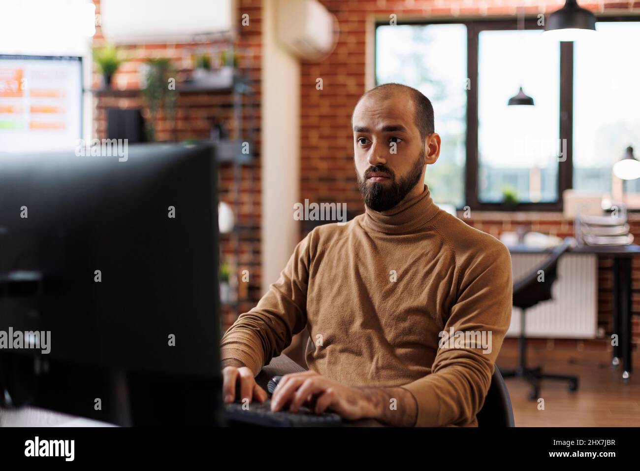 Responsabile del team del reparto finanziario che ricerca idee di marketing durante l'analisi delle spese aziendali report. Startup project manager sviluppo di soluzioni per la crescita del budget e brainstorming sulla strategia di promozione. Foto Stock