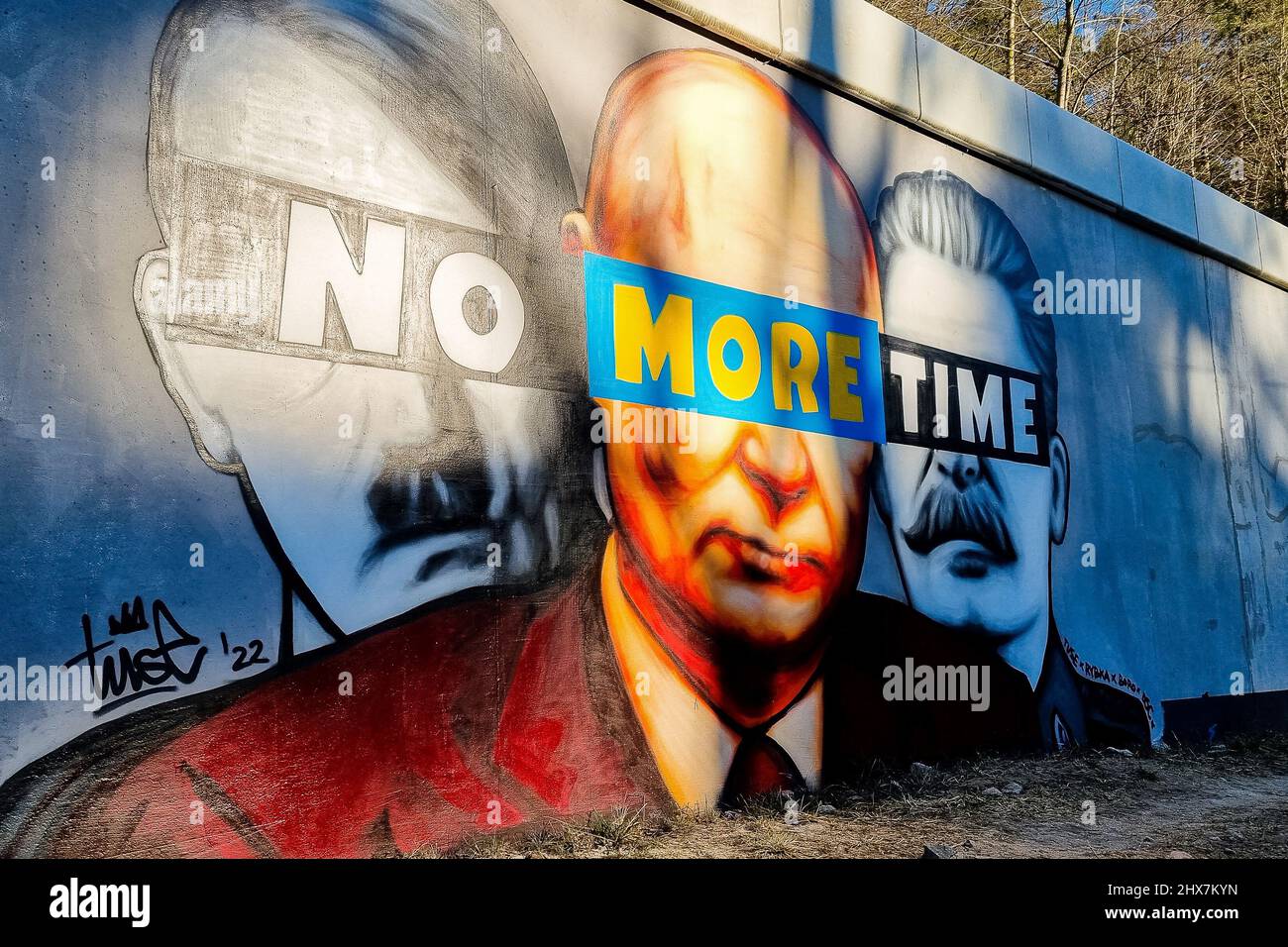 Danzica, Polonia. 10th Mar 2022. Un murale di Putin, Hitler e Stalin con uno slogan "non più tempo” è visto sul muro accanto alla stazione ferroviaria PKM Gdansk Jasien. È stato creato il primo di una serie di omicidi contro la guerra dal titolo "solidarietà con l'Ucraina”. Il suo autore è Tuse, uno degli artisti di strada più riconoscibili in Polonia. Si tratta di un'iniziativa congiunta del Voivodato Pomeriano, della Ferrovia Metropolitana Pomerania e dell'Accademia di Belle Arti di Danzica. (Foto di Mateusz Slodkowski/SOPA Images/Sipa USA) Credit: Sipa USA/Alamy Live News Foto Stock