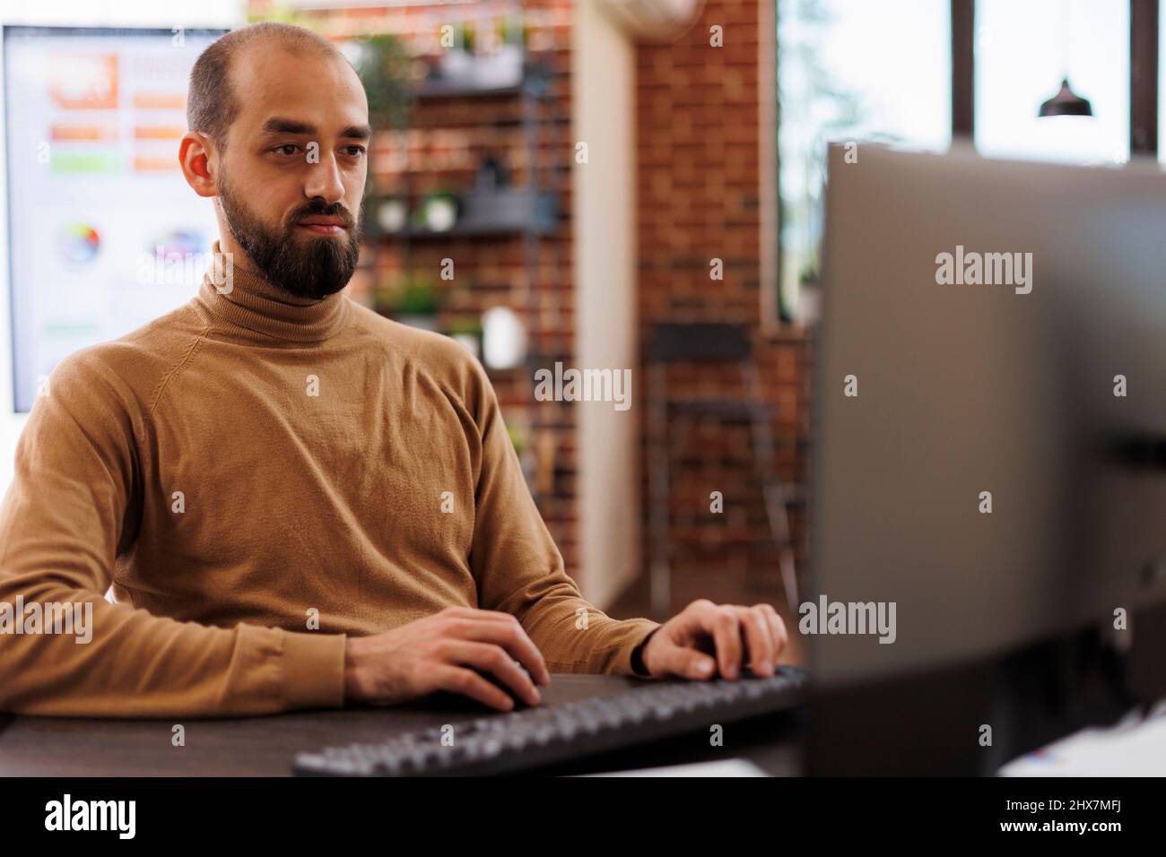 Marketing società imprenditore gestione del budget di investimento e ricerca promozione di idee campagna. Responsabile del team del reparto di sviluppo che analizza i report di contabilità finanziaria. Foto Stock