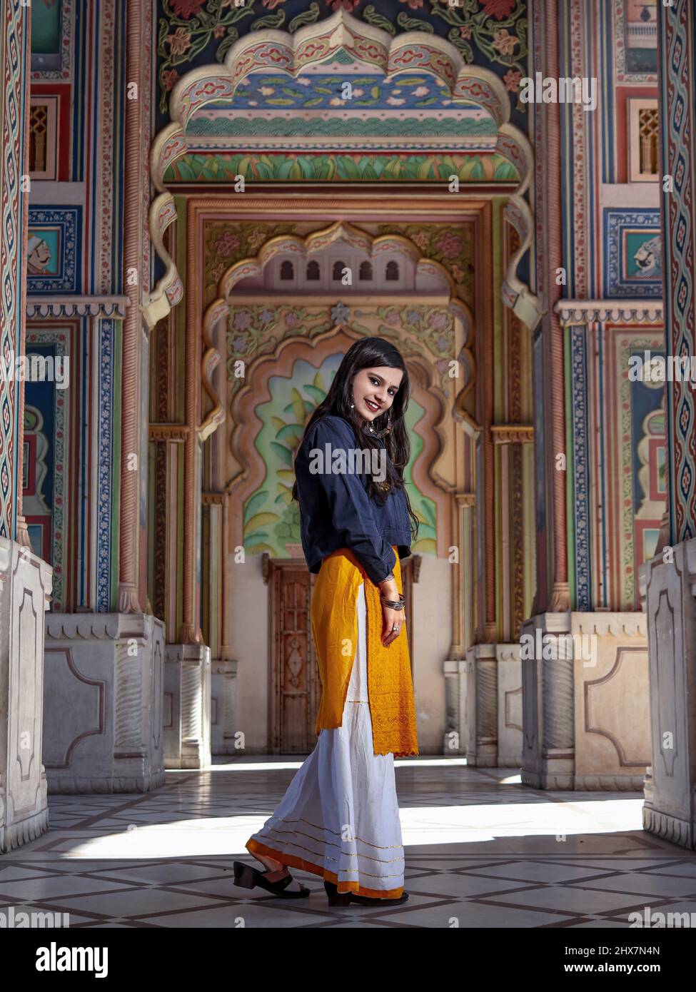 Modello di ragazza indiana in posa al cancello di Patrika nel Jawahar Circle Gardens jaipur, Rajasthan. Foto Stock