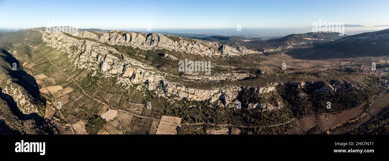 Panorama aérien de la serre de Vingrau dans les Pyrénées orientales Foto Stock