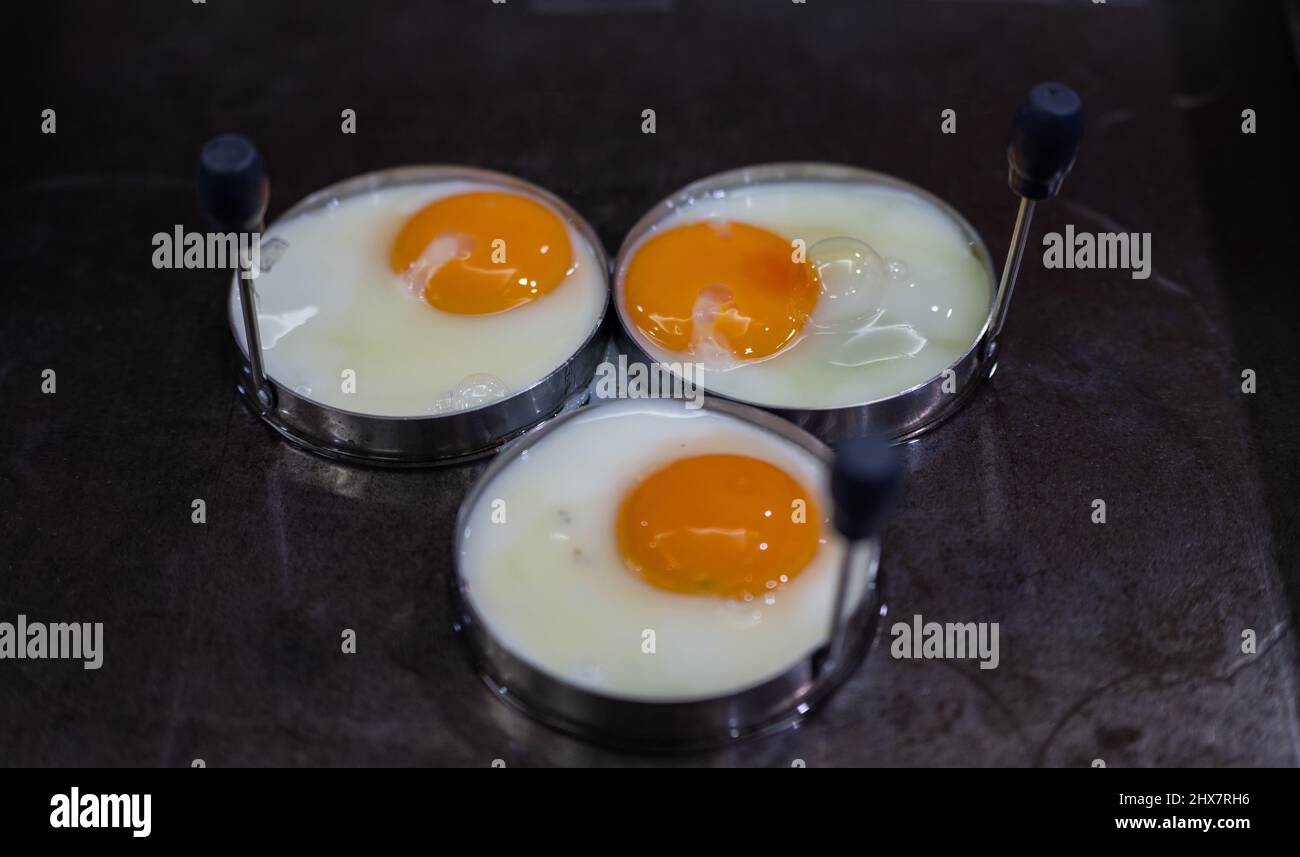 Cucina di sole lato su uova fritte Foto Stock