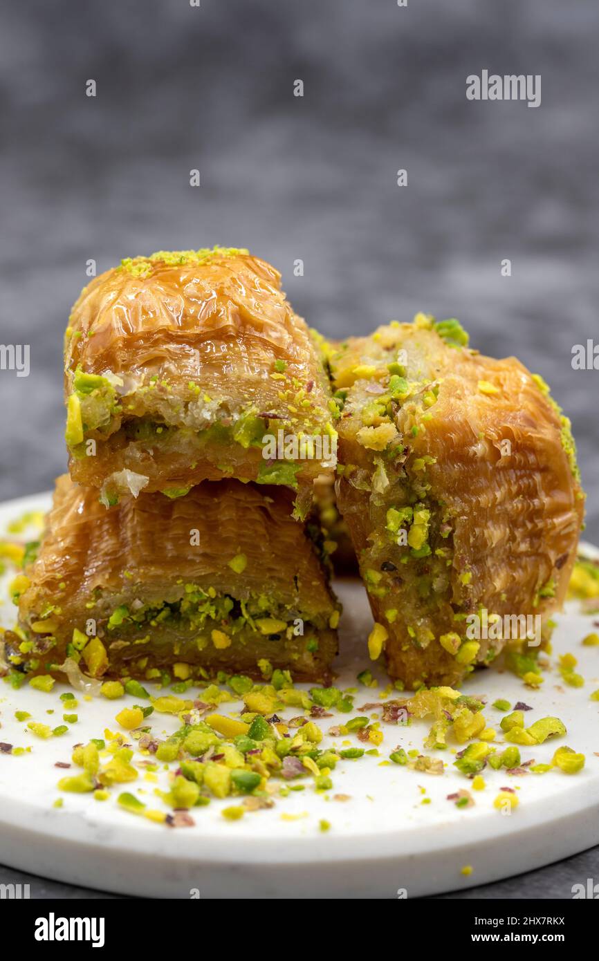 Pistacchio baklava. Primo piano. Sapori tradizionali del Medio Oriente. Tradizionale baklava turco. Nome locale fistikli baklava Foto Stock