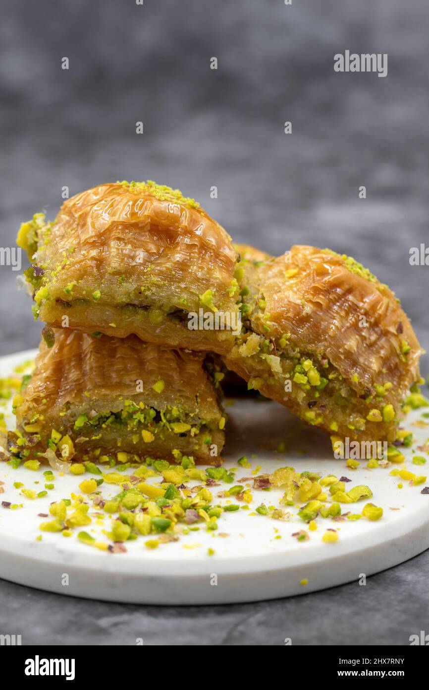 Pistacchio baklava. Primo piano. Sapori tradizionali del Medio Oriente. Tradizionale baklava turco. Nome locale fistikli baklava Foto Stock