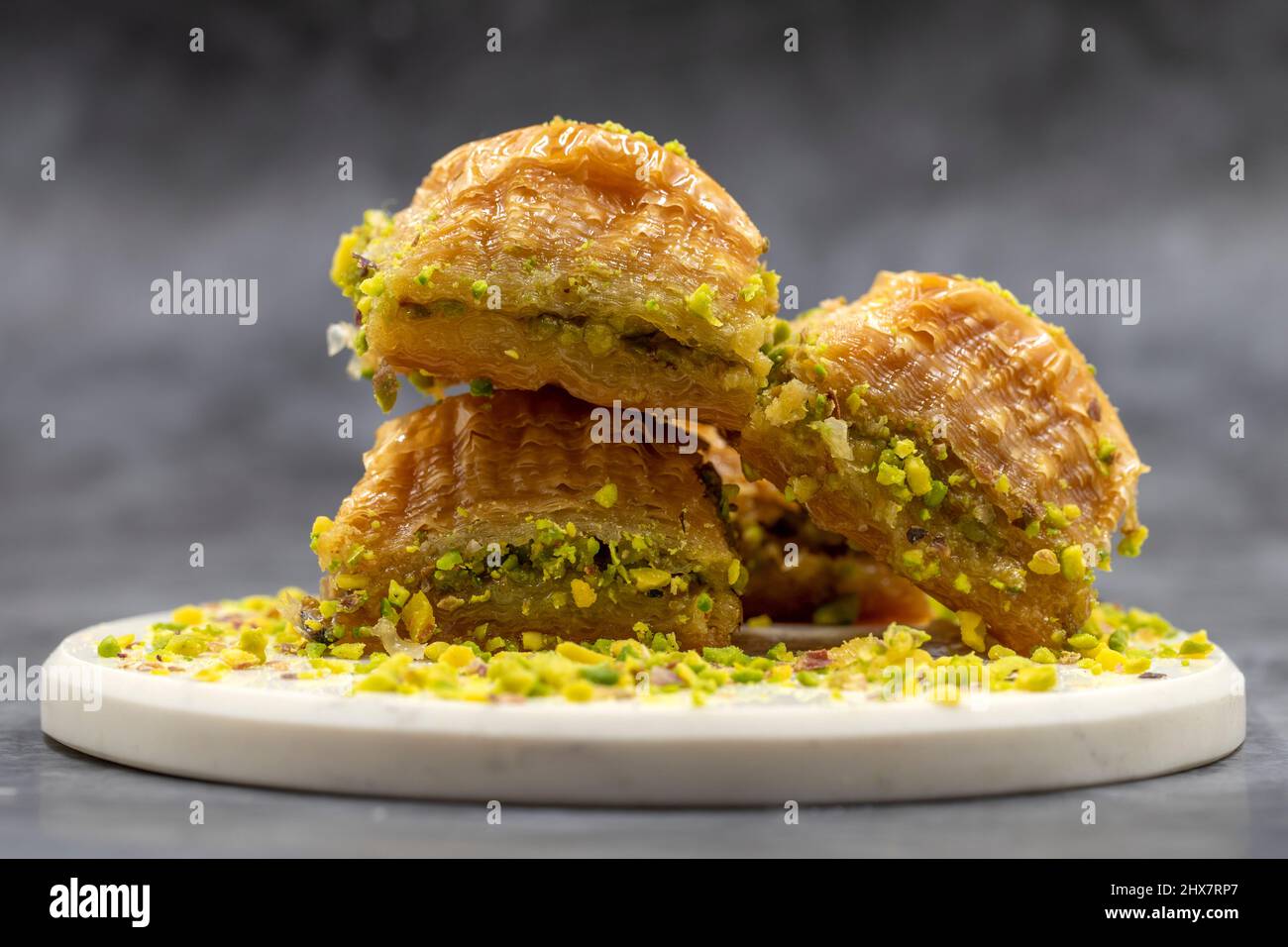 Pistacchio baklava. Primo piano. Sapori tradizionali del Medio Oriente. Tradizionale baklava turco. Nome locale fistikli baklava Foto Stock