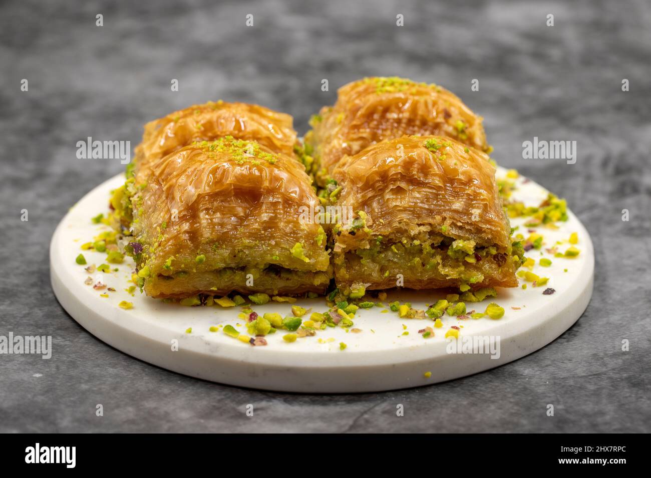 Pistacchio baklava. Primo piano. Sapori tradizionali del Medio Oriente. Tradizionale baklava turco. Nome locale fistikli baklava Foto Stock