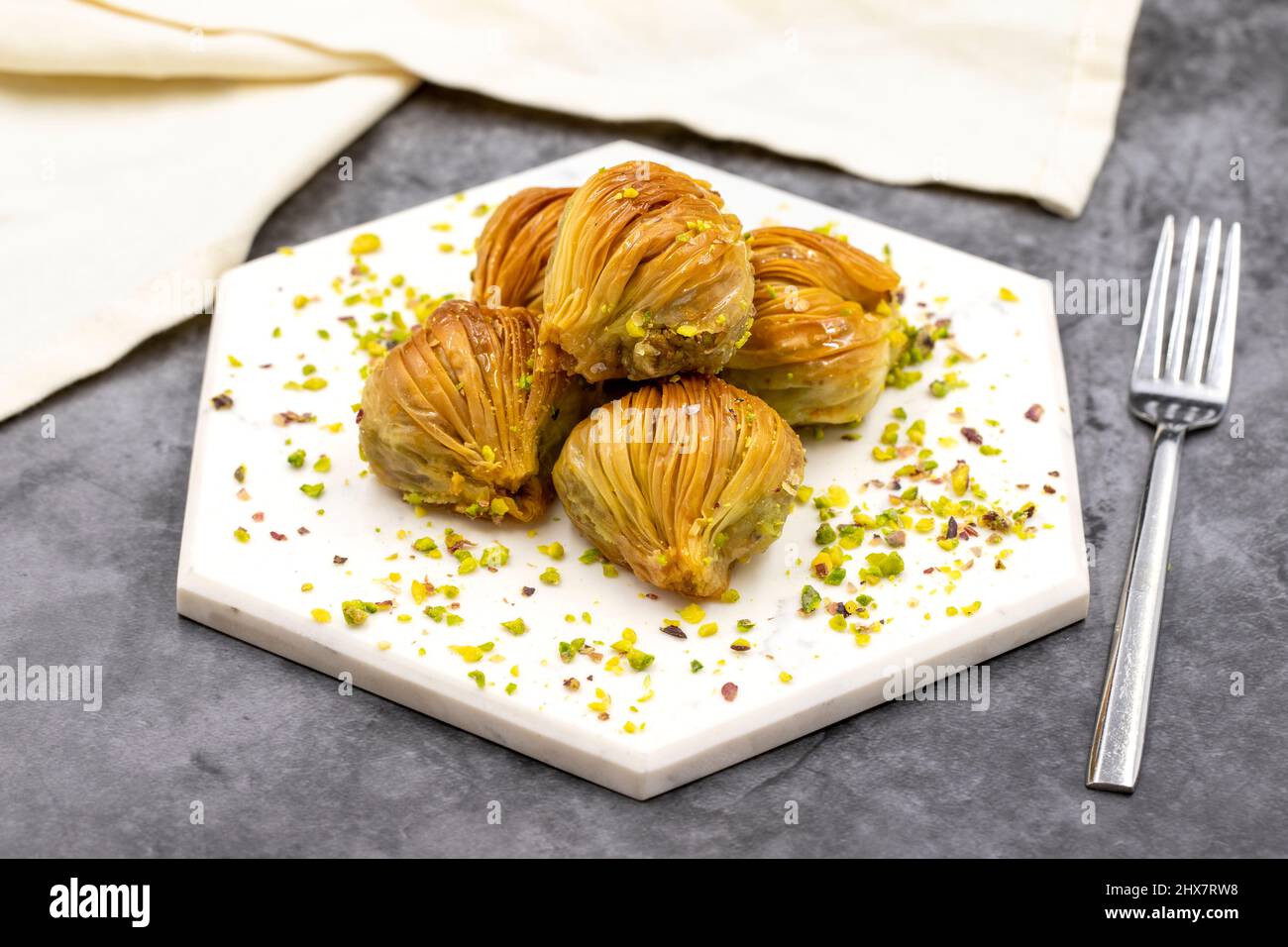 Baklava con pistacchio. Primo piano. Sapori tradizionali del Medio Oriente. Tradizionale baklava turco. Nome locale midye baklava Foto Stock