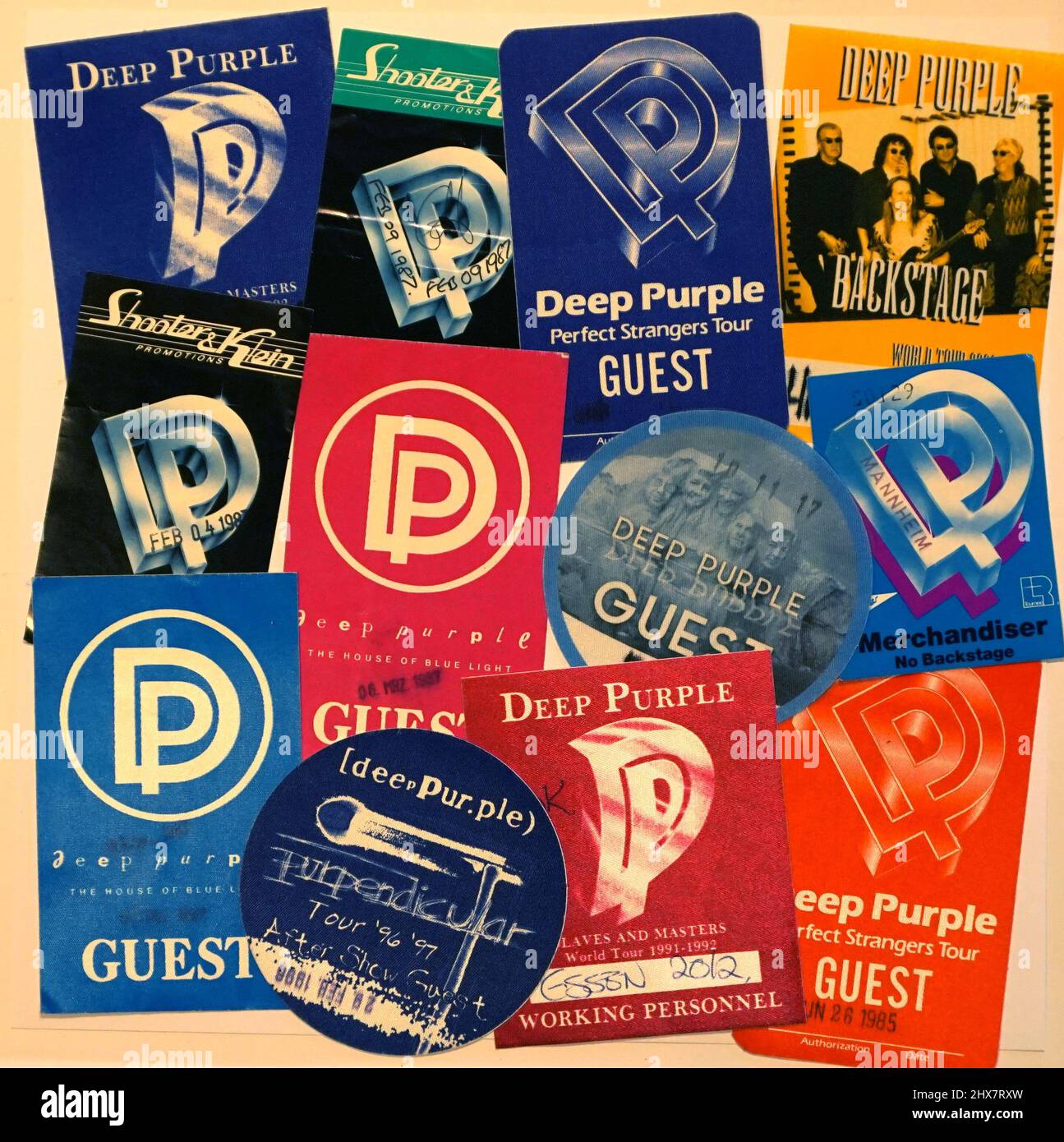 Questa immagine mostra una grande collezione di pass Deep Purple tour, dalla loro riunione nel 1985 fino ai più recenti tour Infinite album. Questi pass sono realizzati per consentire alle persone di accedere a varie aree di backstage per lavorare o per incontrare il gruppo dopo uno spettacolo. Di solito vengono emessi diversi passaggi per coprire i diversi accessi consentiti. Sono bloccati solitamente sulle giacche e così diventano abbastanza raccoglibili. Molto più profondo materiale viola disponibile. Foto Stock Questa immagine mostra una grande collezione di pass Deep Purple tour, dalla loro riunione nel 1985 fino ai più recenti tour Infinite album. Questi pass sono realizzati per consentire alle persone di accedere a varie aree di backstage per lavorare o per incontrare il gruppo dopo uno spettacolo. Di solito vengono emessi diversi passaggi per coprire i diversi accessi consentiti. Sono bloccati solitamente sulle giacche e così diventano abbastanza raccoglibili. Molto più profondo materiale viola disponibile. Foto Stock