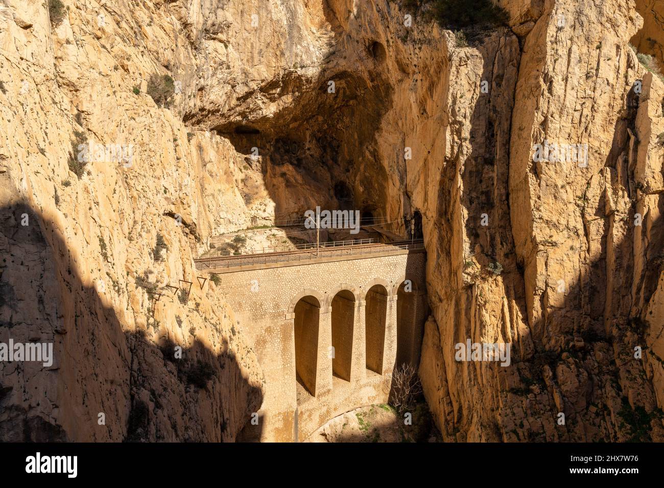 Spettacolare ponte ferroviario e tunnel nella ripida e stretta Gola di Tajo de la Encantada nel sud della Spagna Foto Stock