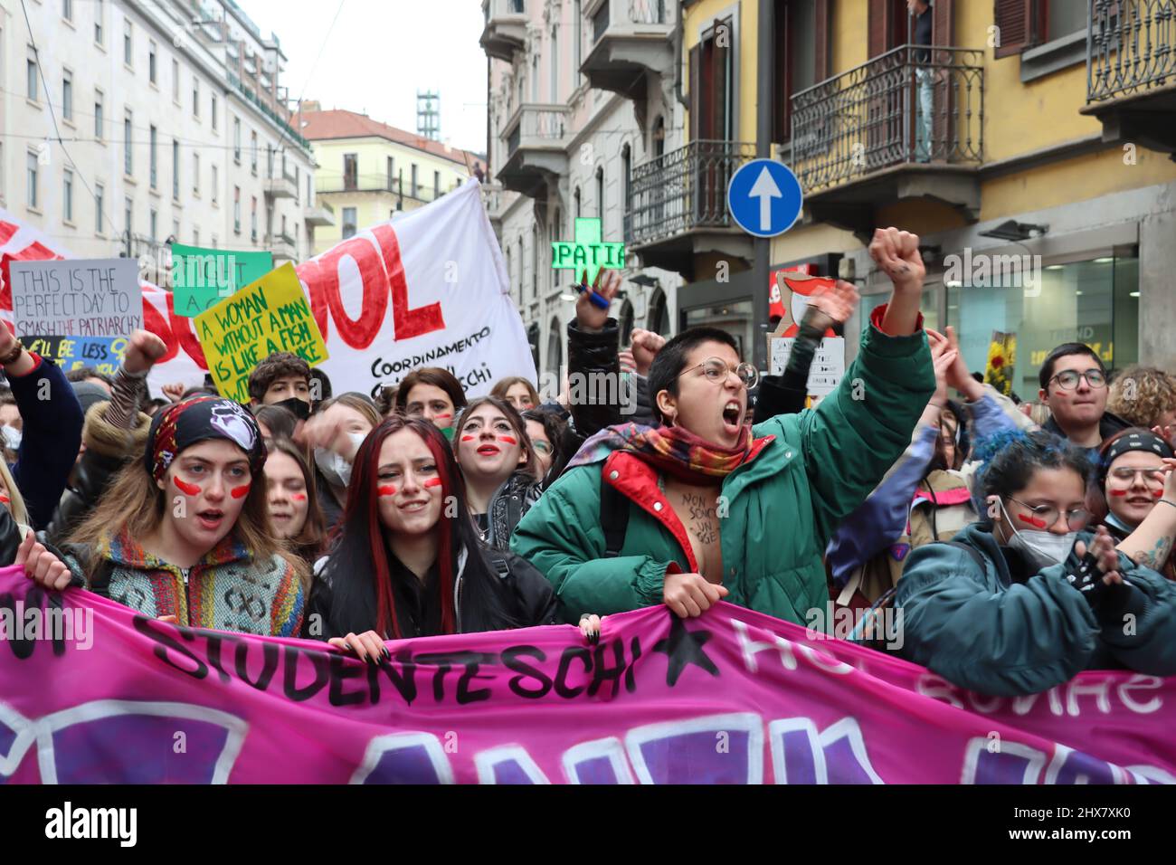 Le donne si svolgono a Milano in occasione della Giornata Internazionale della Donna. Foto Stock