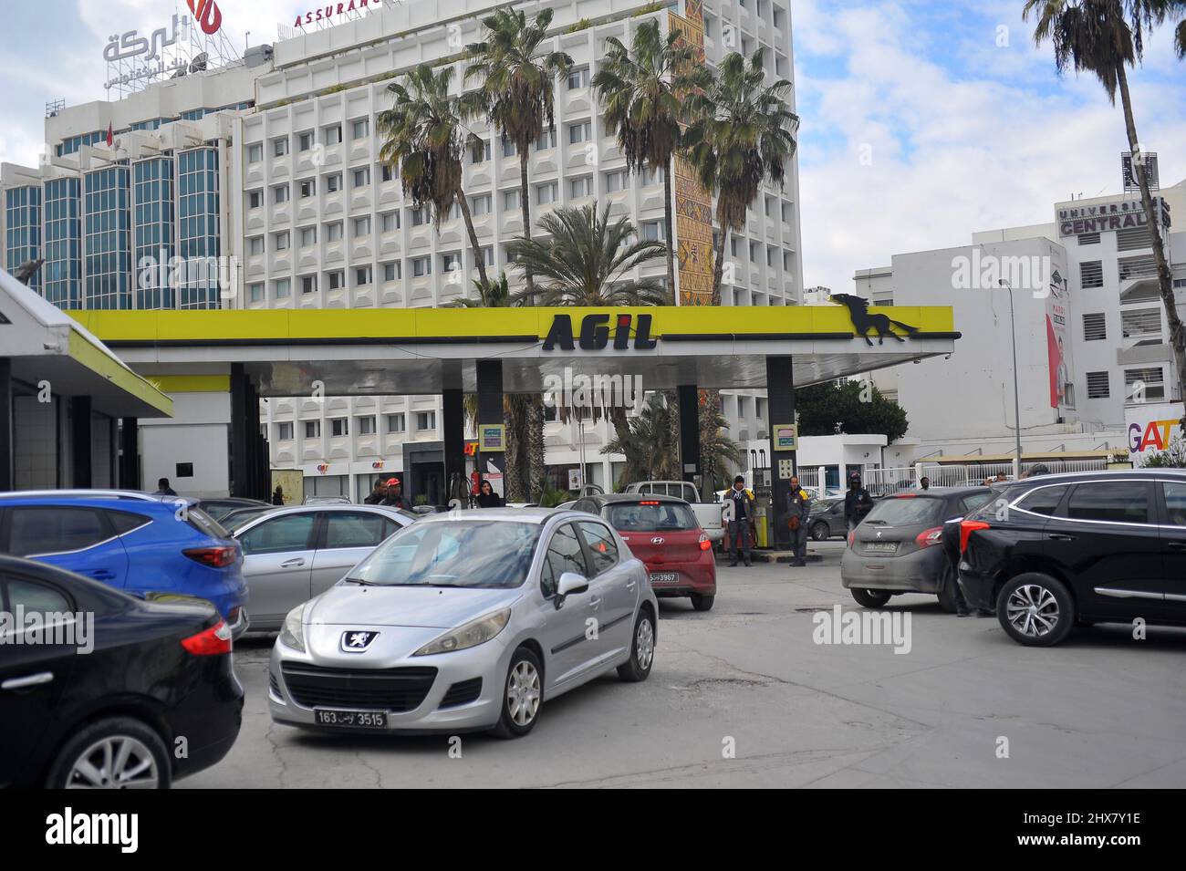 I veicoli si accodano presso un distributore di benzina Agil a Tunisi, in Tunisia, il 9 marzo 2022. Il Ministero dell'industria, delle miniere e dell'energia ha confermato il 1 marzo che avrebbe ripagato i prezzi di vendita dei carburanti alla pompa, mentre il prezzo di un barile di petrolio continua ad aumentare a seguito della guerra russa in Ucraina. La settimana scorsa, il prezzo del Brent ha oscillato tra $98 (€ 88) e $104 (€ 93). Ma questa spiegazione da sola non riassuma la situazione in Tunisia. Questo è il secondo aumento nell'arco di un mese, un evento estremamente raro in Tunisia e che conferma la volontà del governo di riformare il suo sussidio r Foto Stock