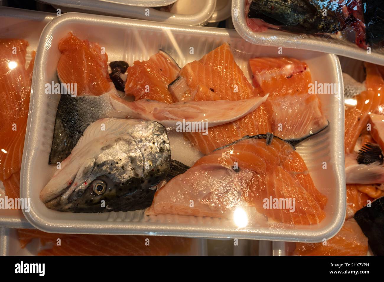 Pezzi di ricambio di salmone fresco confezionati in plastica e polistirolo presso un supermercato asiatico. Foto Stock