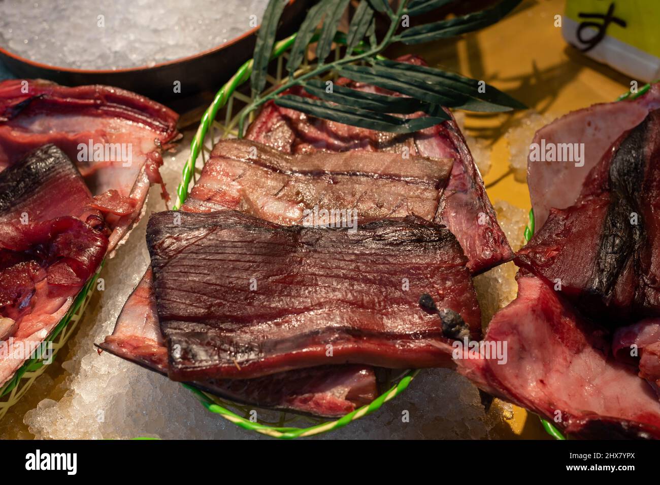 Tonno fresco nero e carne rossa in vendita presso un mercato asiatico umido. Foto Stock