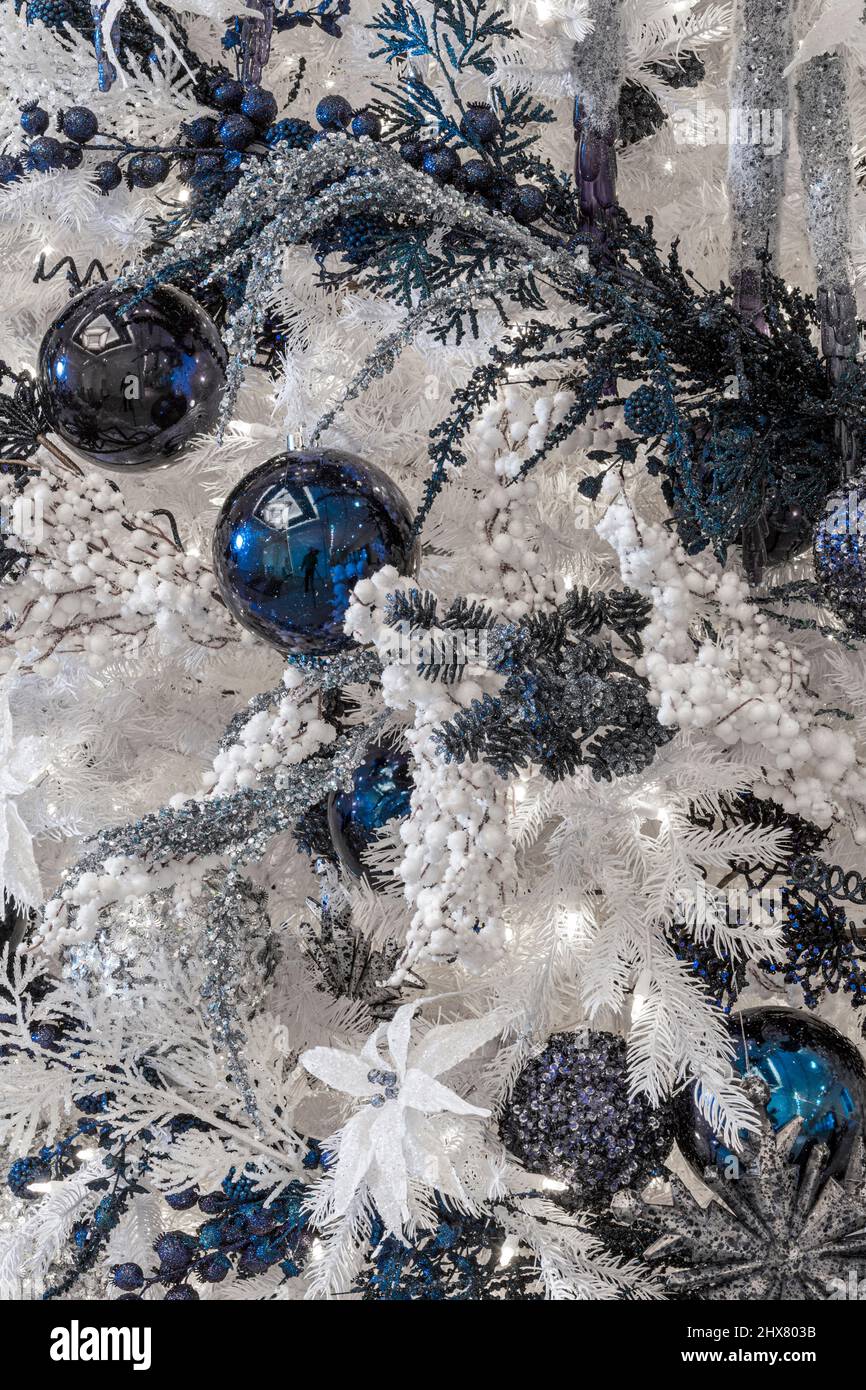 Albero di Natale bianco con ornamenti blu, Stati Uniti Foto Stock