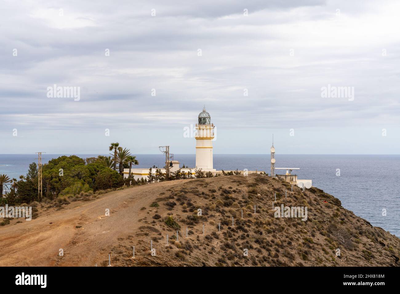 Vista sul faro di Cabo Sacratif sulla costa andalusa vicino a Motril Foto Stock