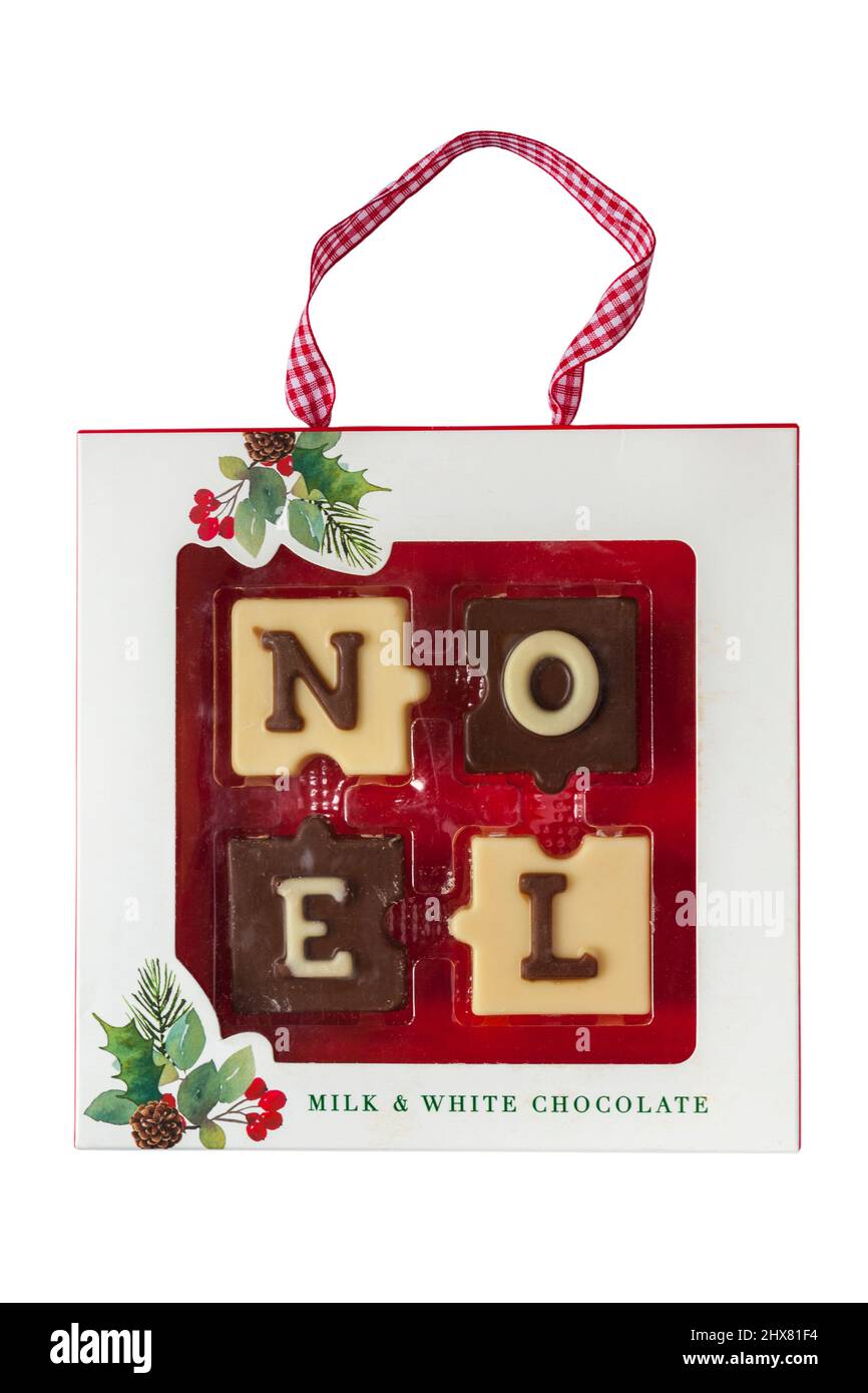 Cioccolatini Noel latte e cioccolato bianco in scatola isolato su sfondo bianco - regalo di Natale - latte e forme di cioccolato bianco Foto Stock