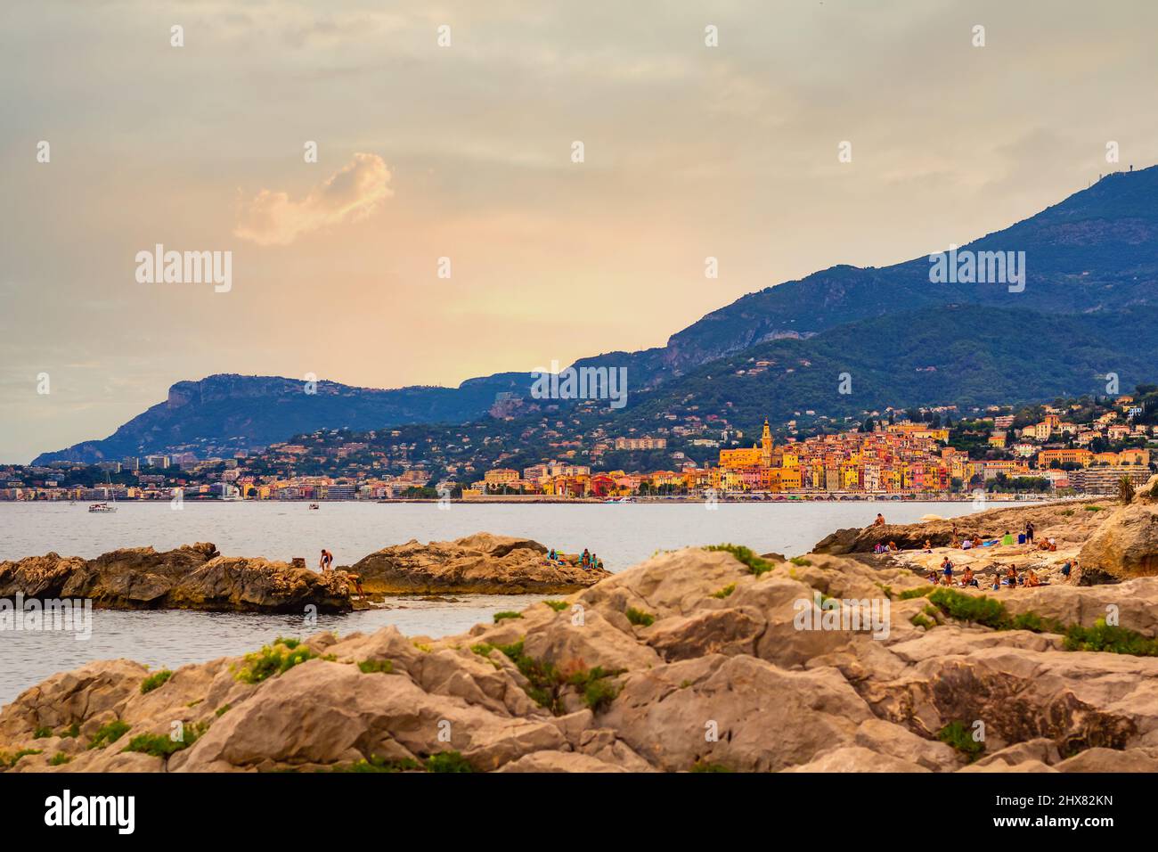 Ventimiglia, Liguria, provincia di Imperia, Italia: 10 agosto 2021. Wild Balzi Rossi spiaggia, confine con la Francia con una vista di Menton. Foto Stock