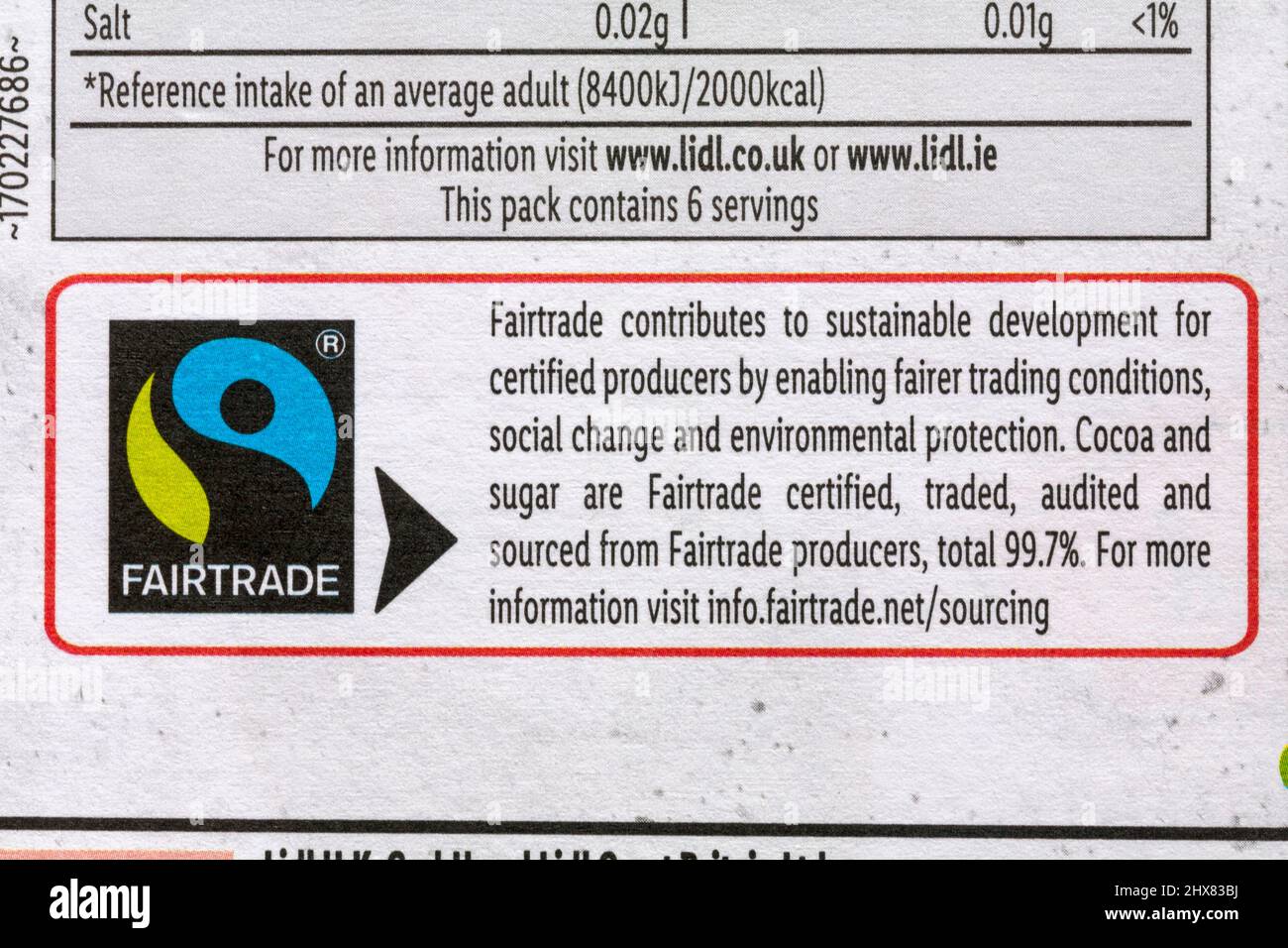 Logo Fairtrade simbolo Fairtrade e informazioni sul retro del wrapper in Way To Go barra di cioccolato fondente fin Carre di Lidl Foto Stock