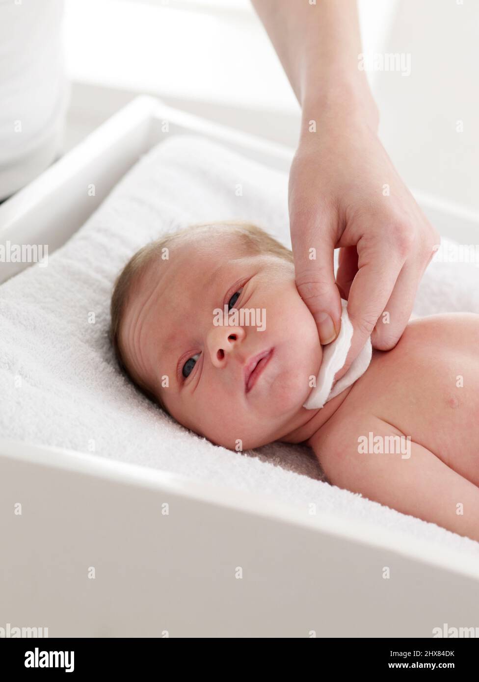 Bambino di lavaggio con cialde di cotone, 6 settimane Foto Stock