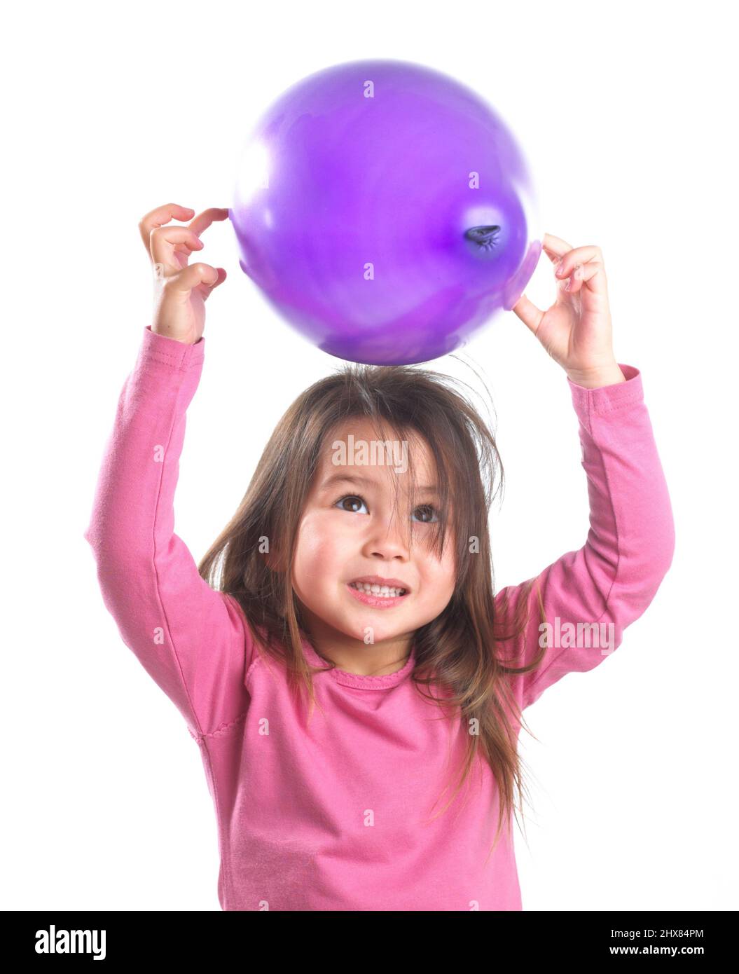 Ragazza che tiene il pallone, primo piano Foto Stock