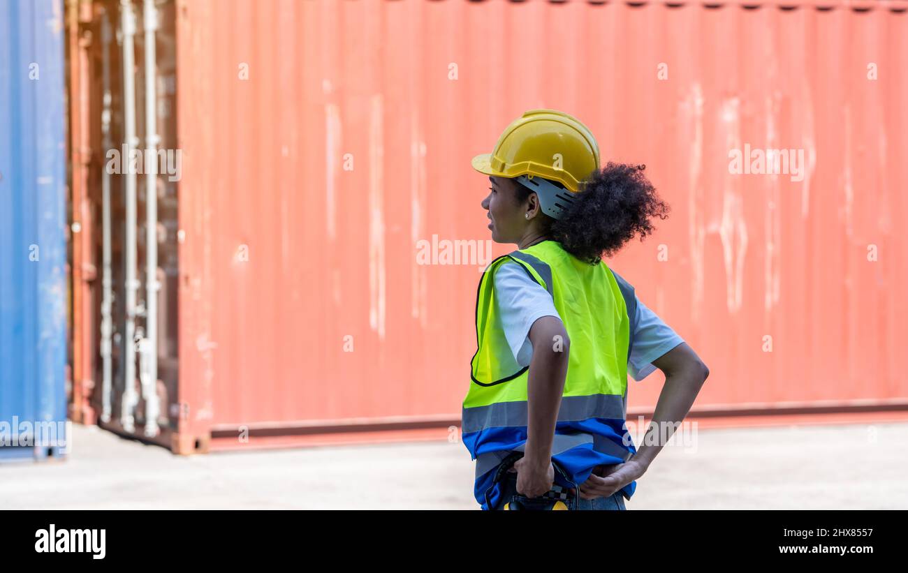 Ispettore di donna operaio che tiene e prepara la cancellazione del rumore sulla testa Foto Stock