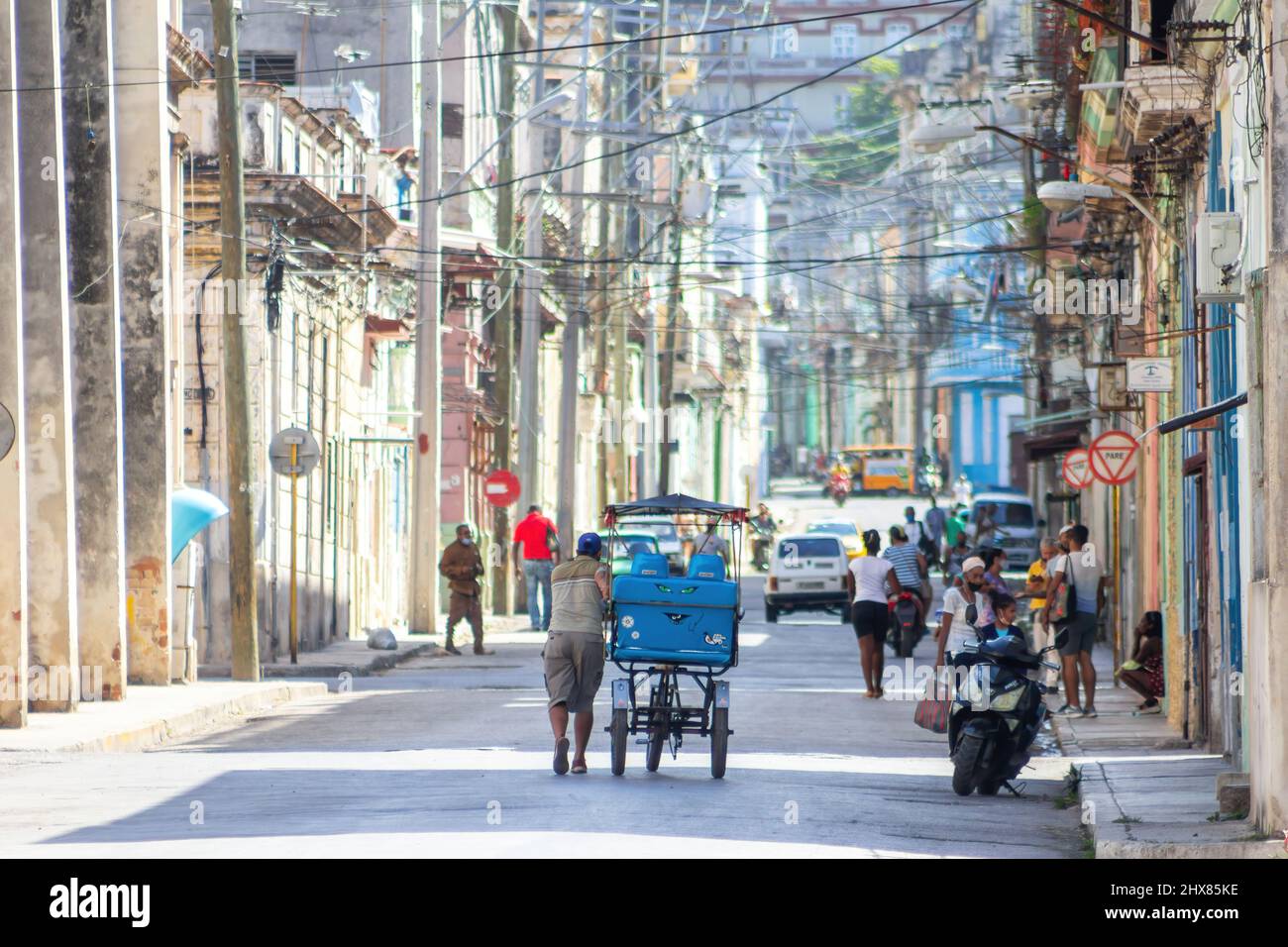 Vita quotidiana della città dell'Avana, Cuba, 2022 Foto Stock