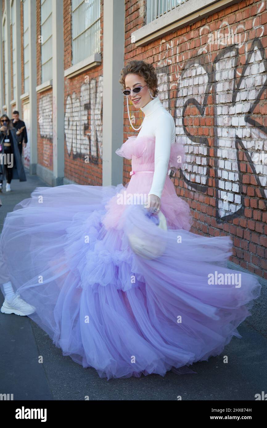 MILANO, ITALIA - 23 FEBBRAIO 2022: Donna con tulle rosa e viola e dolcevita bianco prima della sfilata di moda Fendi, Milano Fashion Week Street sty Foto Stock