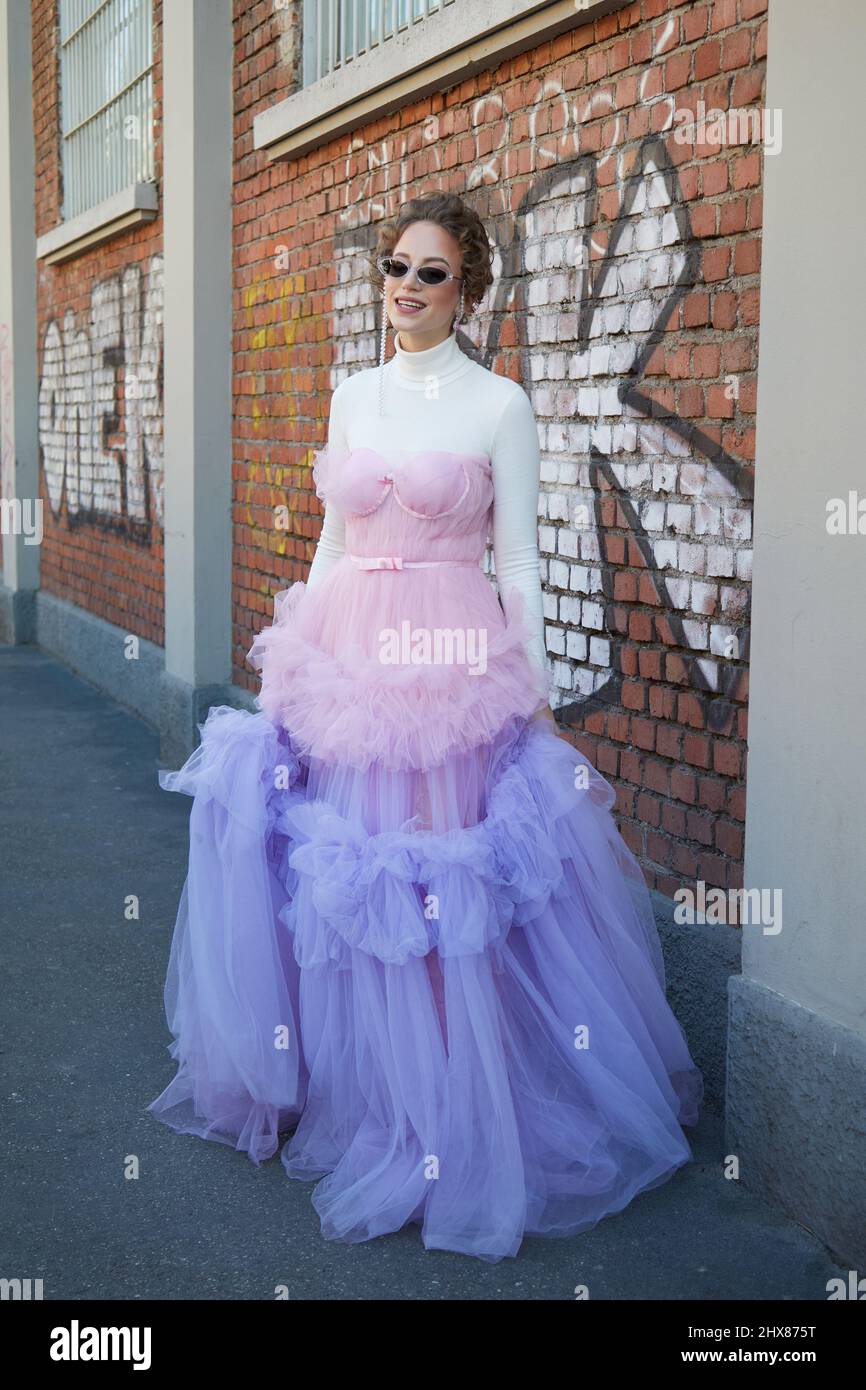 MILANO, ITALIA - 23 FEBBRAIO 2022: Donna con tulle rosa e viola e dolcevita bianco prima della sfilata di moda Fendi, Milano Fashion Week Street sty Foto Stock