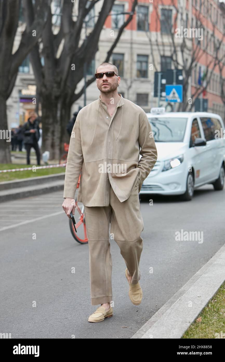 MILANO, ITALIA - 24 FEBBRAIO 2022: Uomo con giacca e pantaloni in pelle  scamosciata beige prima della sfilata Emporio Armani, Milano Fashion Week  Street Foto stock - Alamy