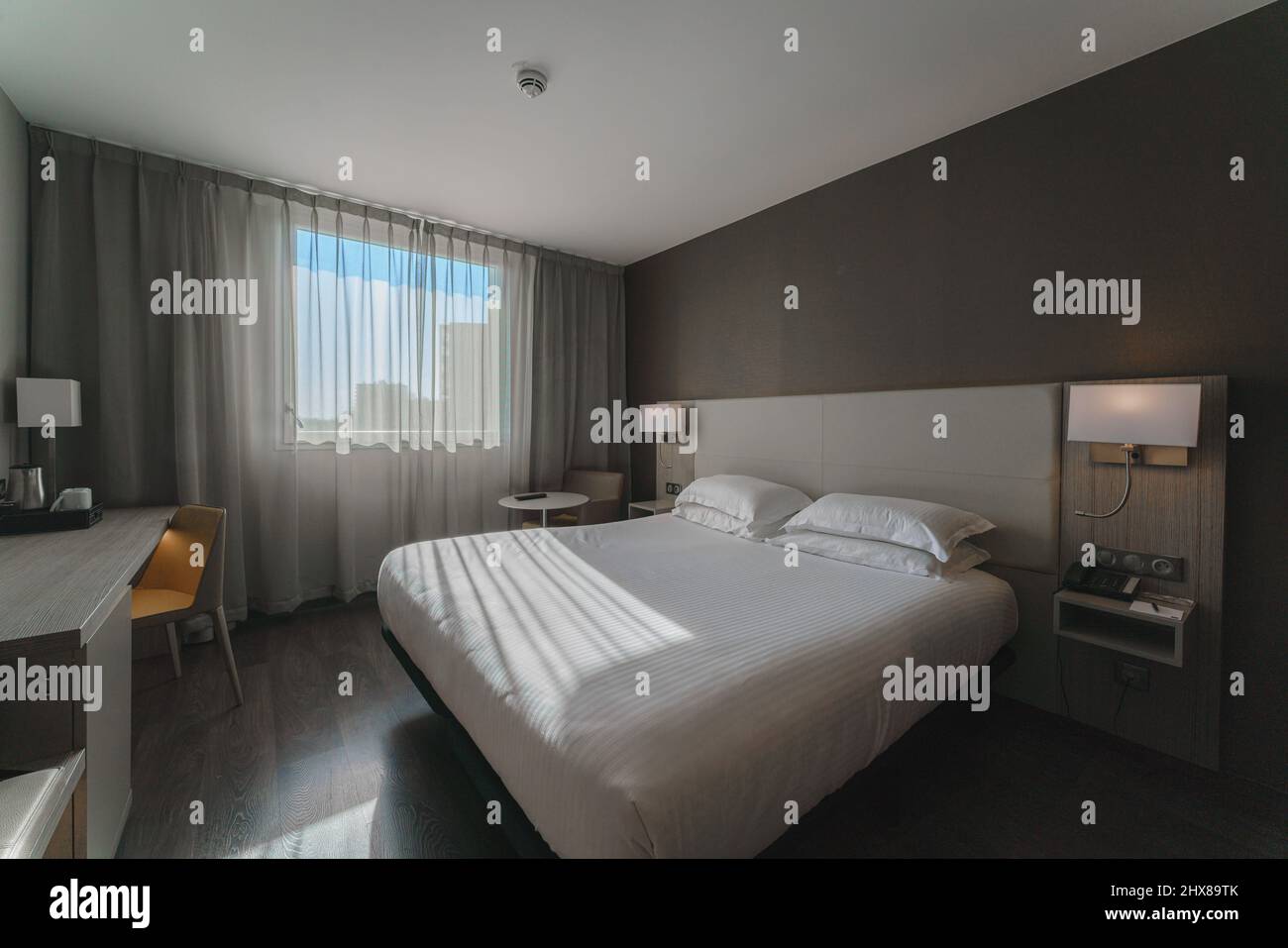 Camera moderna e lussuosa, confortevole camera da letto Foto Stock