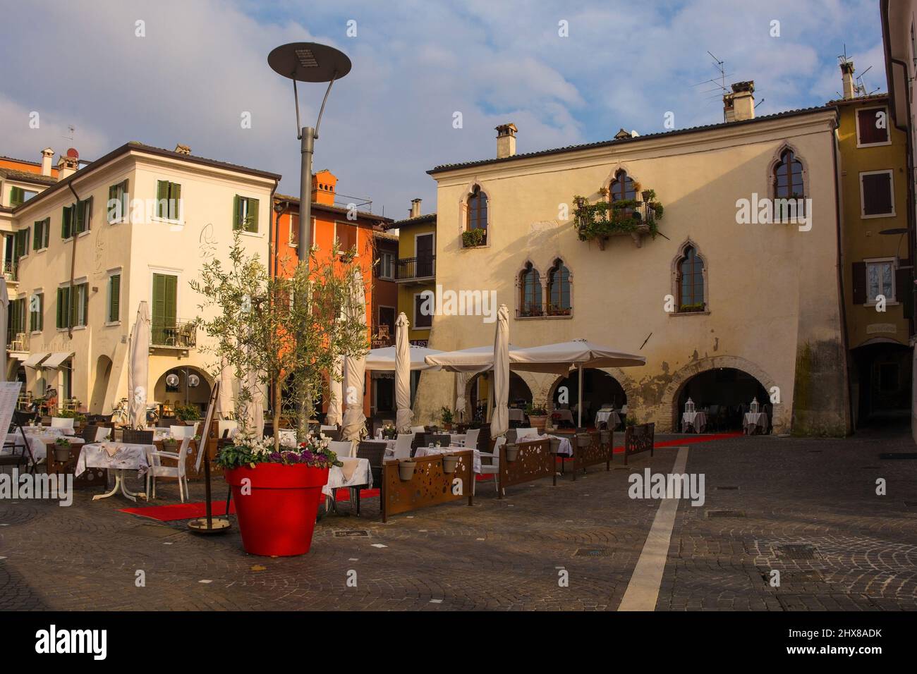 Garda, Italia - Dicembre 27th 2021. Piazza Catullo a Natale a Garda sulla sponda orientale del lago di Garda, provincia di Verona, Veneto, Italia Foto Stock