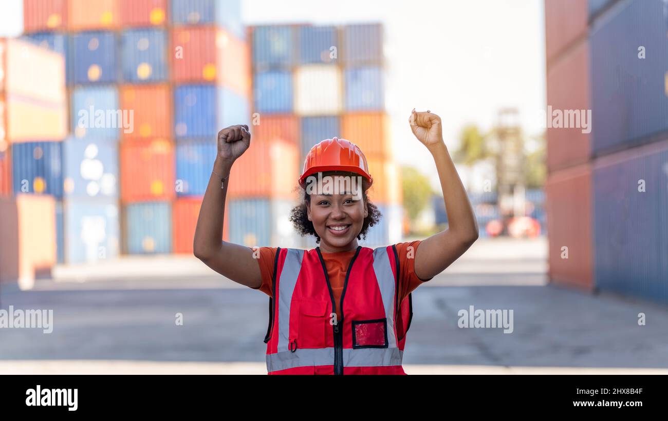 Il caposquadra il progetto completo sollevando le mani sul concetto di lavoro completo riuscito al porto del contenitore del carico Foto Stock